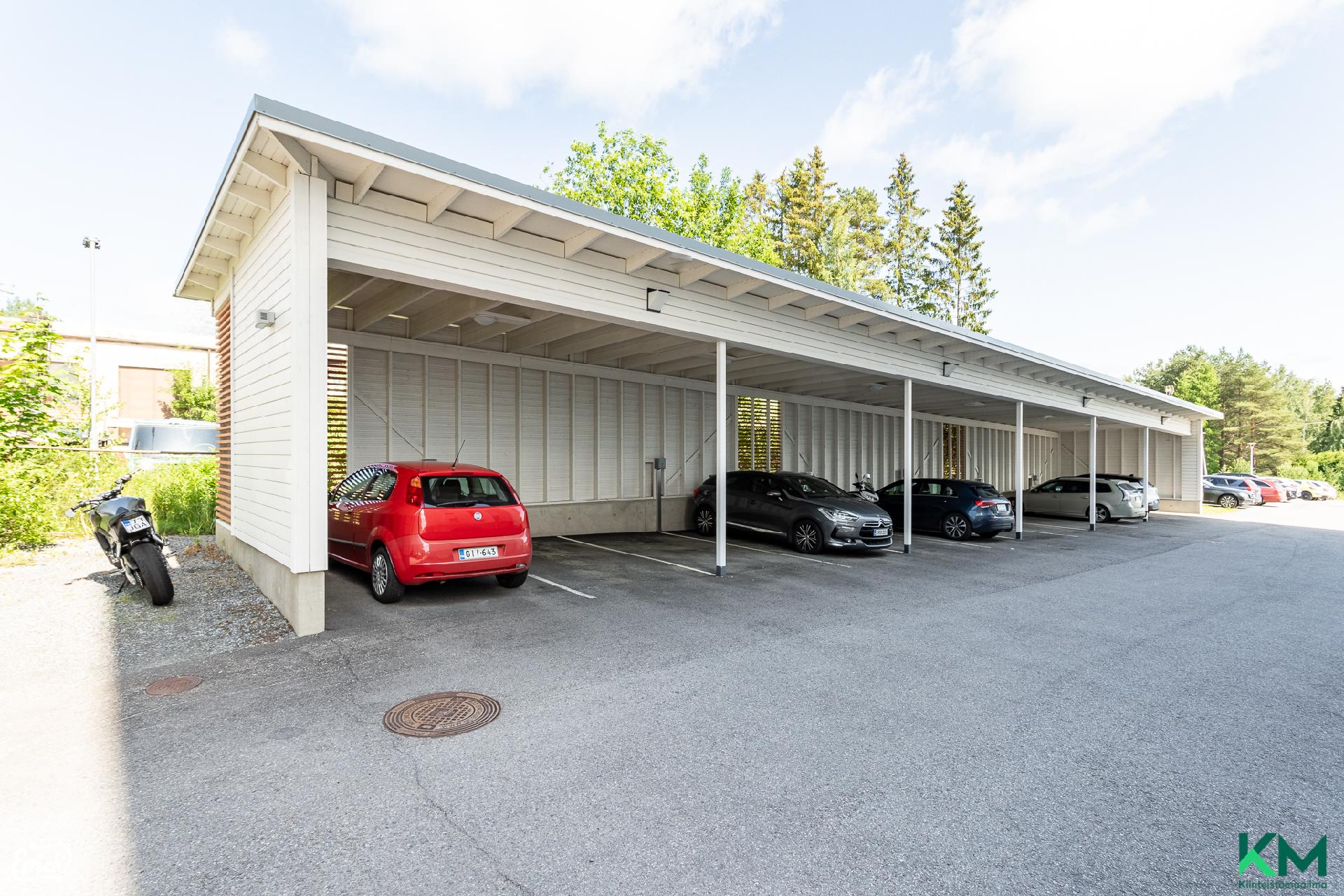 Autokatospaikka myynnissä omina osakkeina asunnon myynnin yhteydessä.