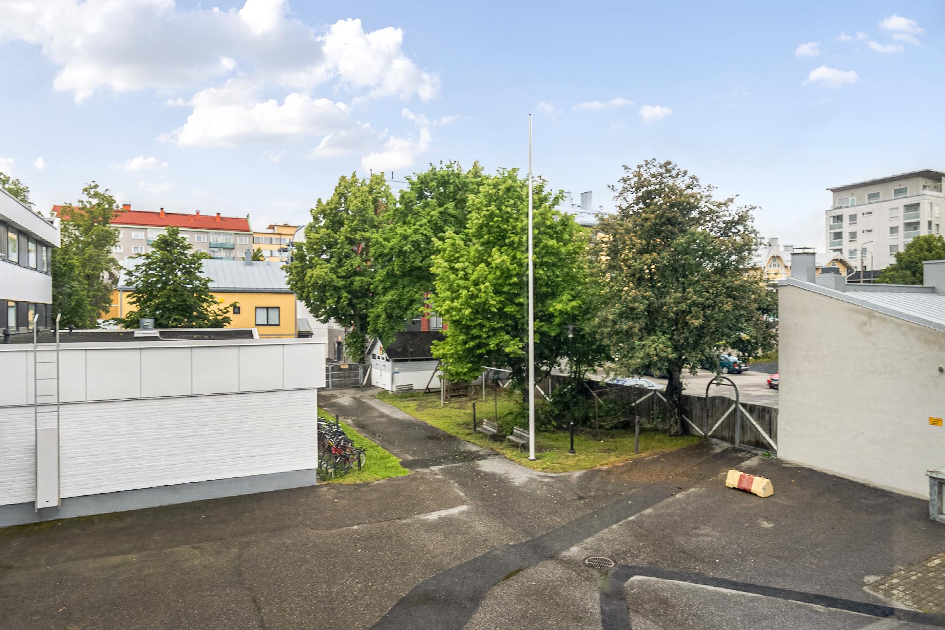 Näkymä rauhallisen sisäpihan puolelle