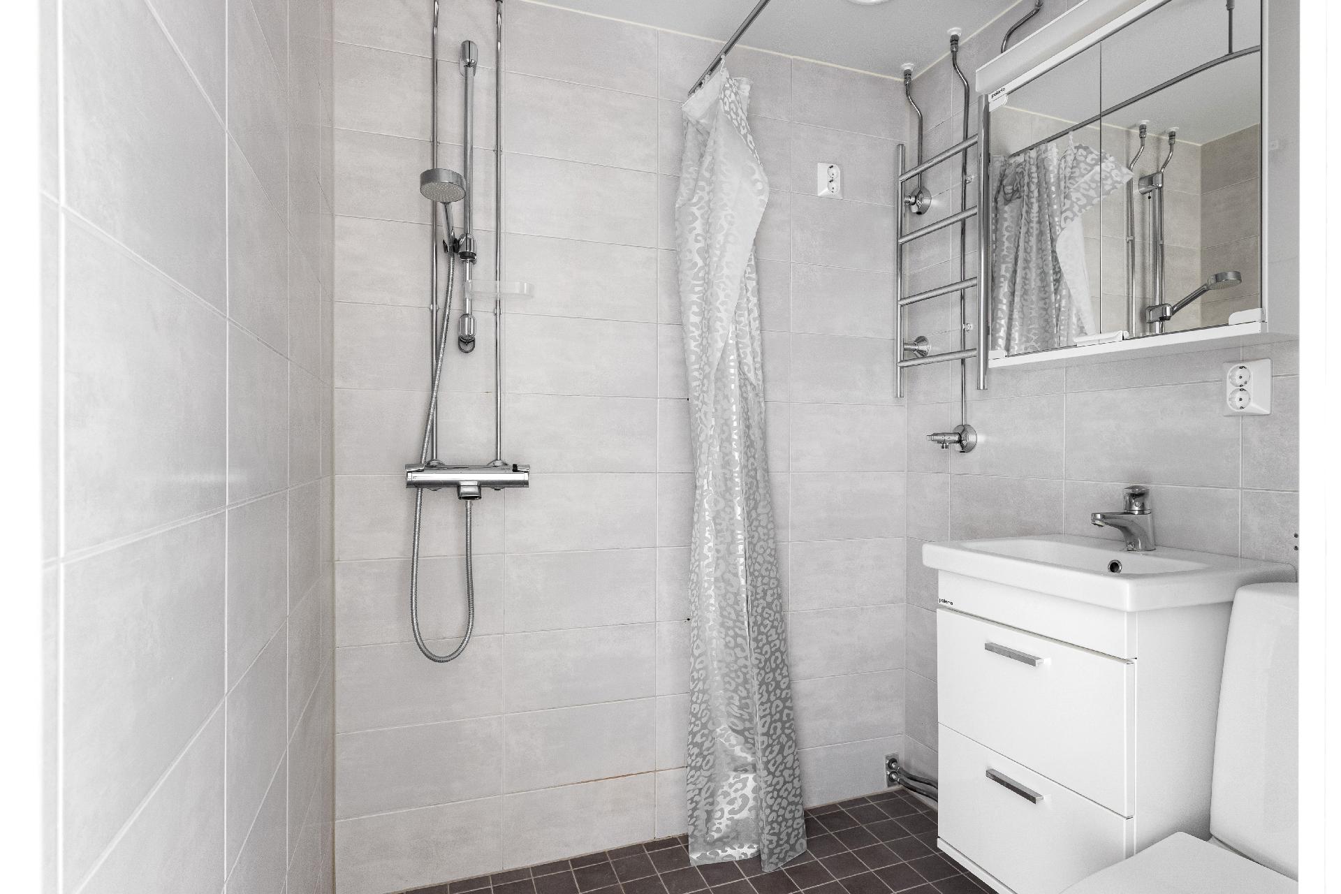 Kylpyhuoneessa paikka pyykkikoneelle