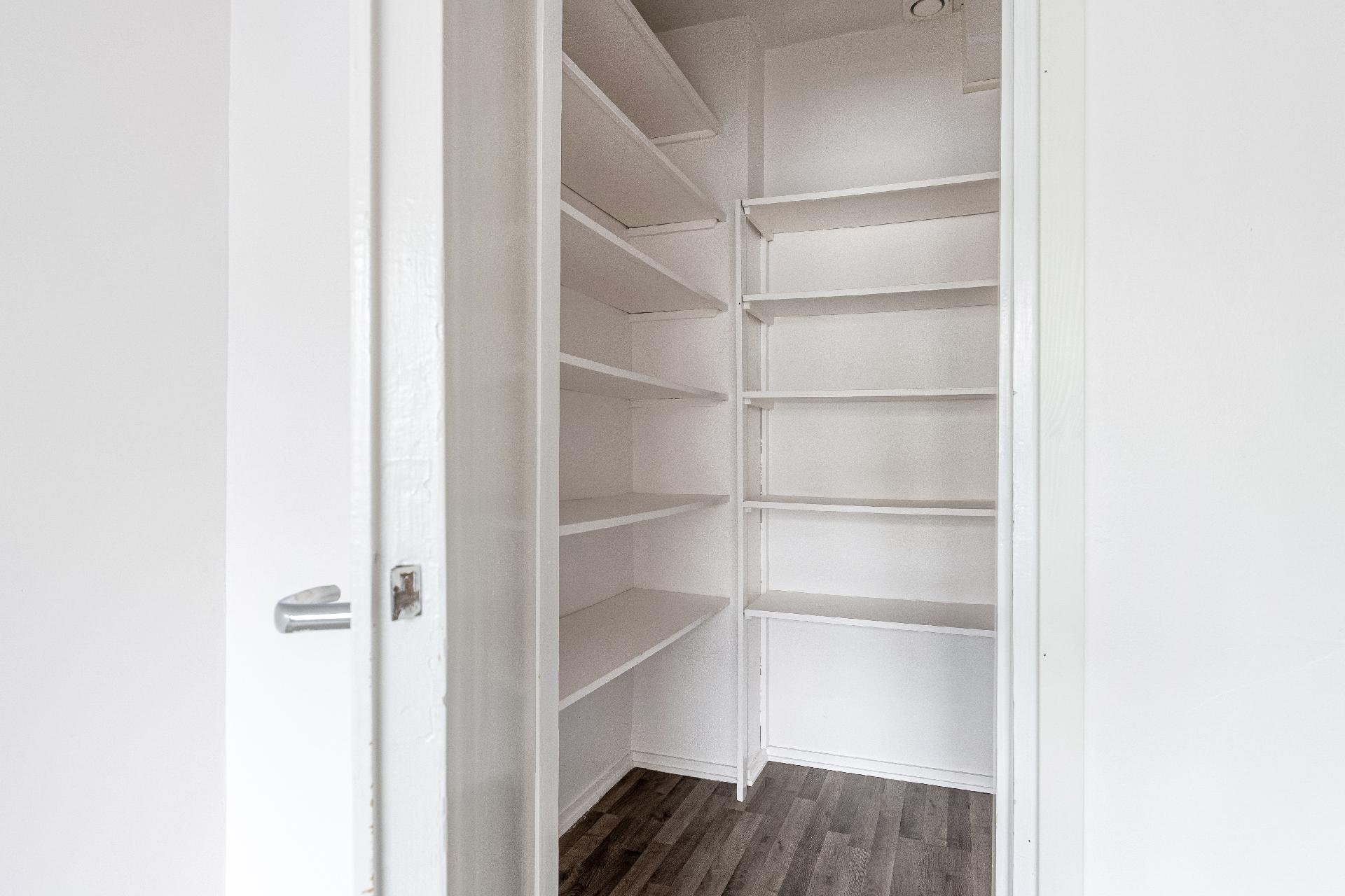 Makuuhuoneen yhteydessä on vaatehuone