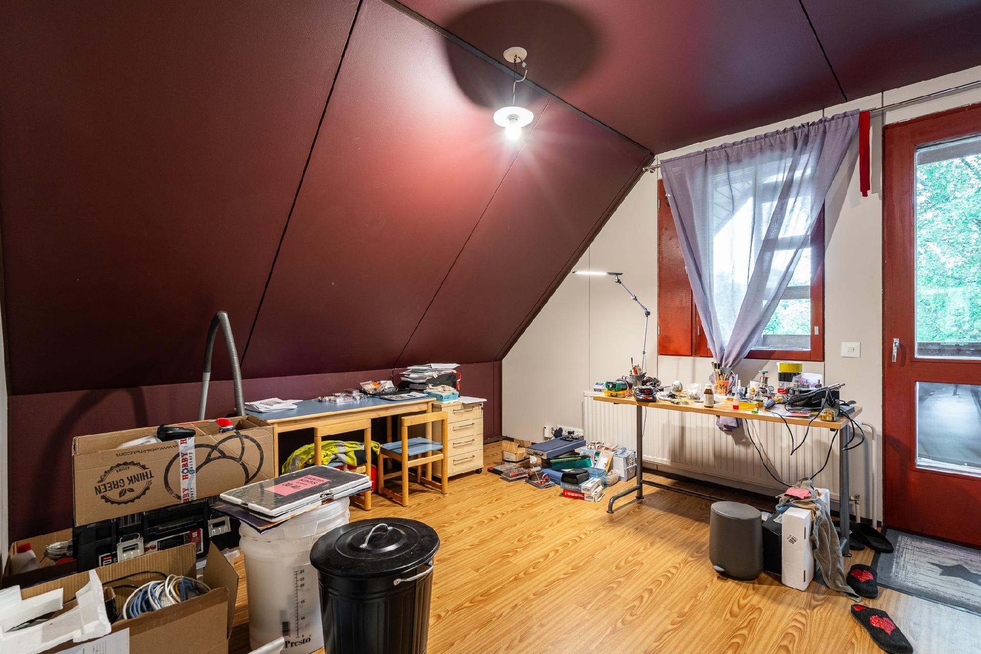 Yläkerran huone, ovi yläterassille