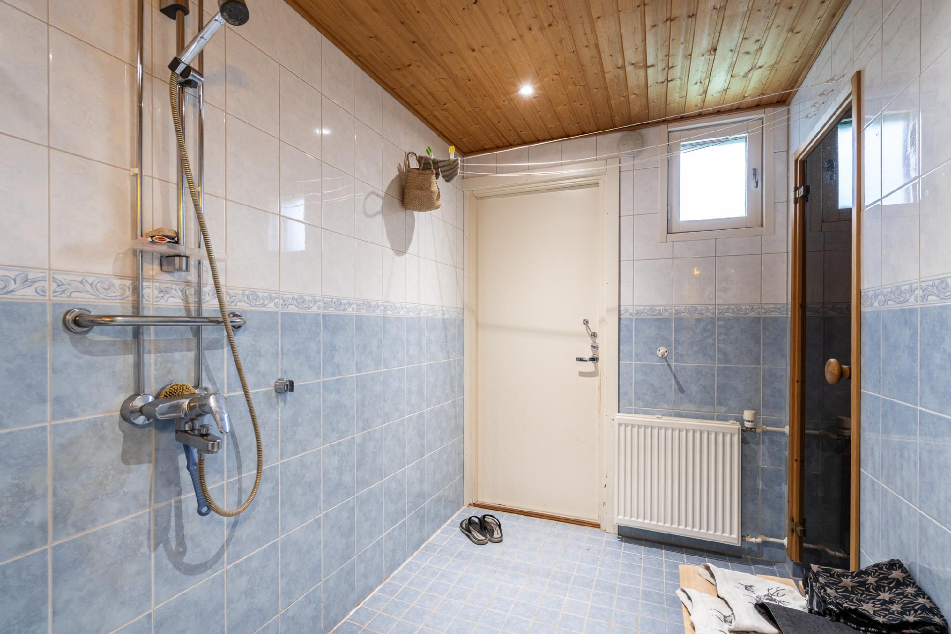 Pesuhuone, ovi ulos takapihalle