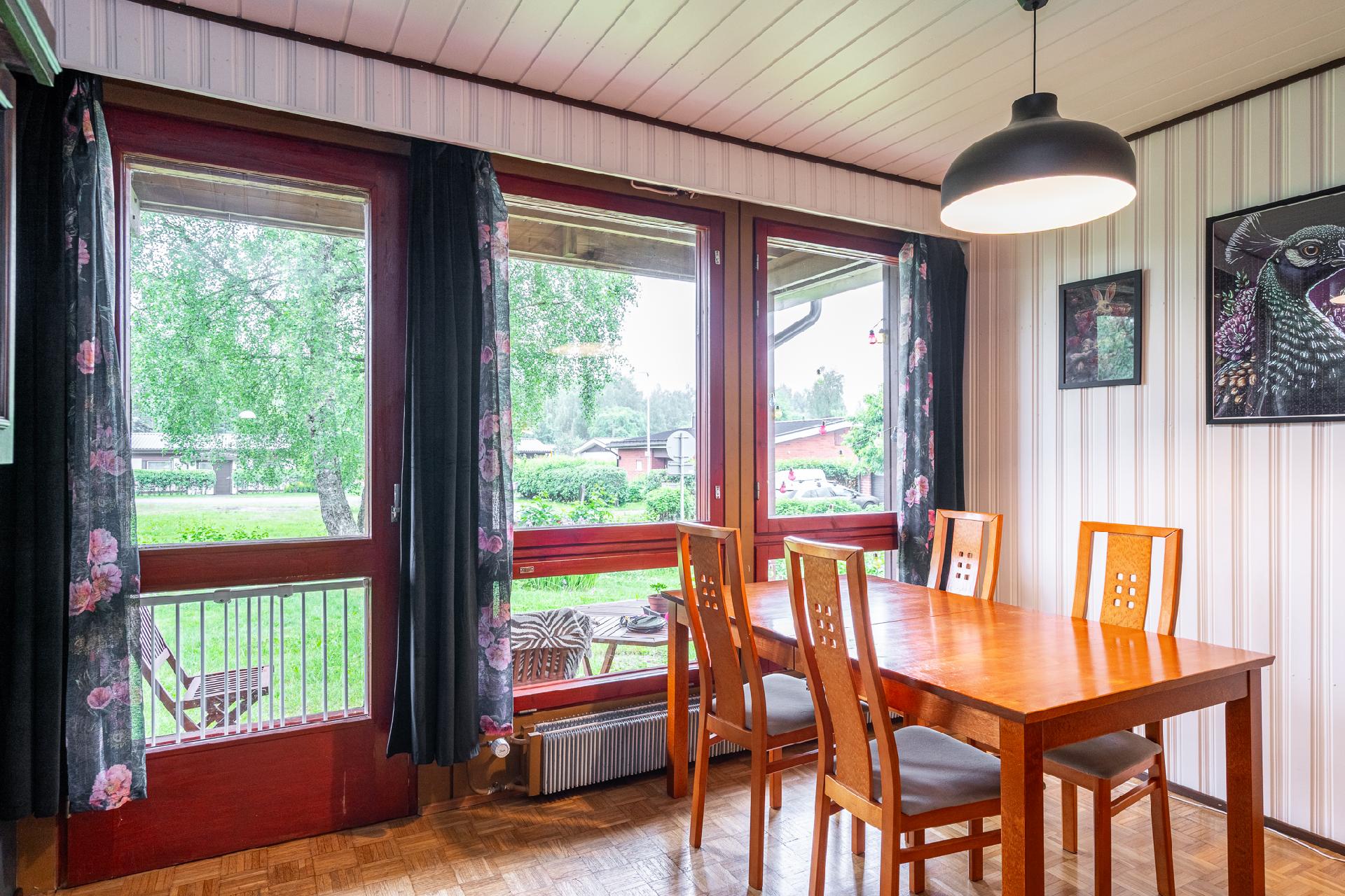 Olohuoneesta kulku alaterassille