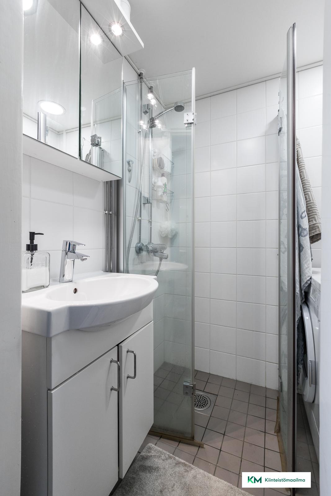 Putkiremontin yhteydessä uusittu kylpyhuone