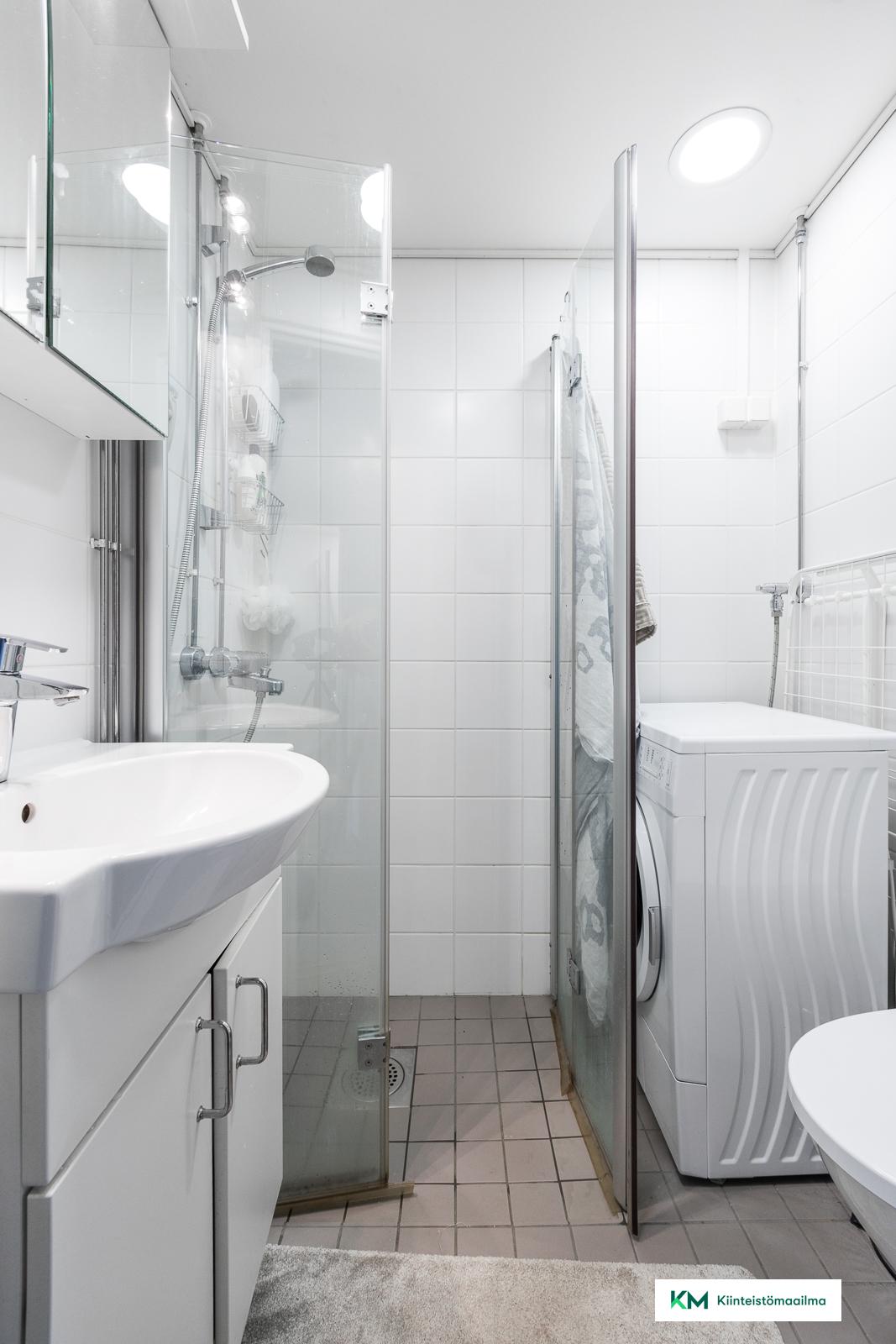 Putkiremontin yhteydessä uusittu kylpyhuone