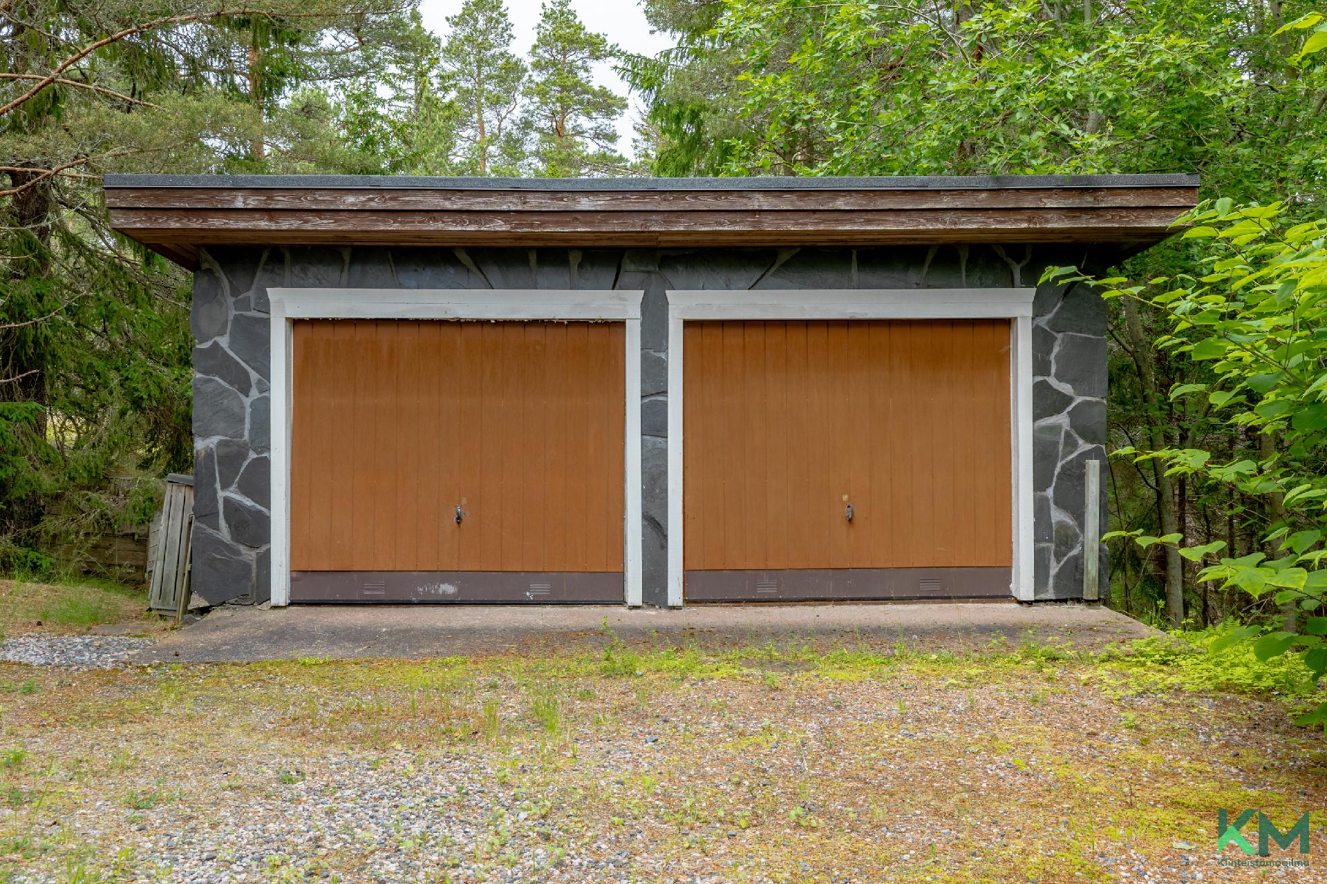 autotalli kahdelle autolle