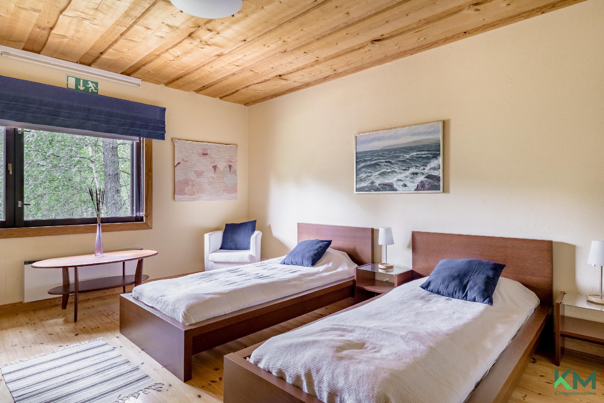 ruokasalin viereinen makuuhuone