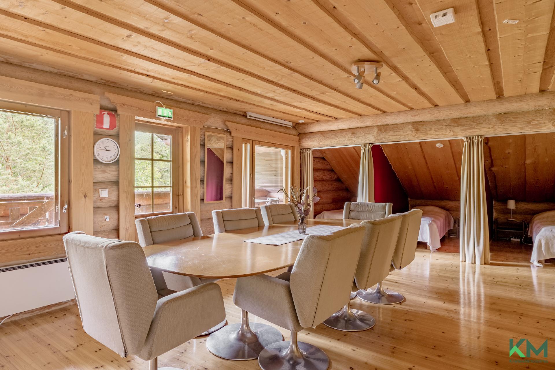 itäpäädyn makuutilat ja kulku parvekkeelle