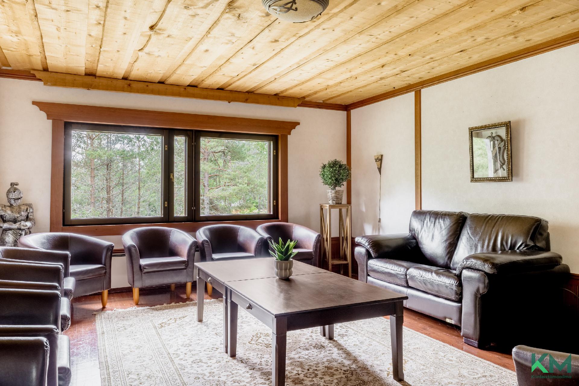 kokoushuoneen viereinen oleskelutila