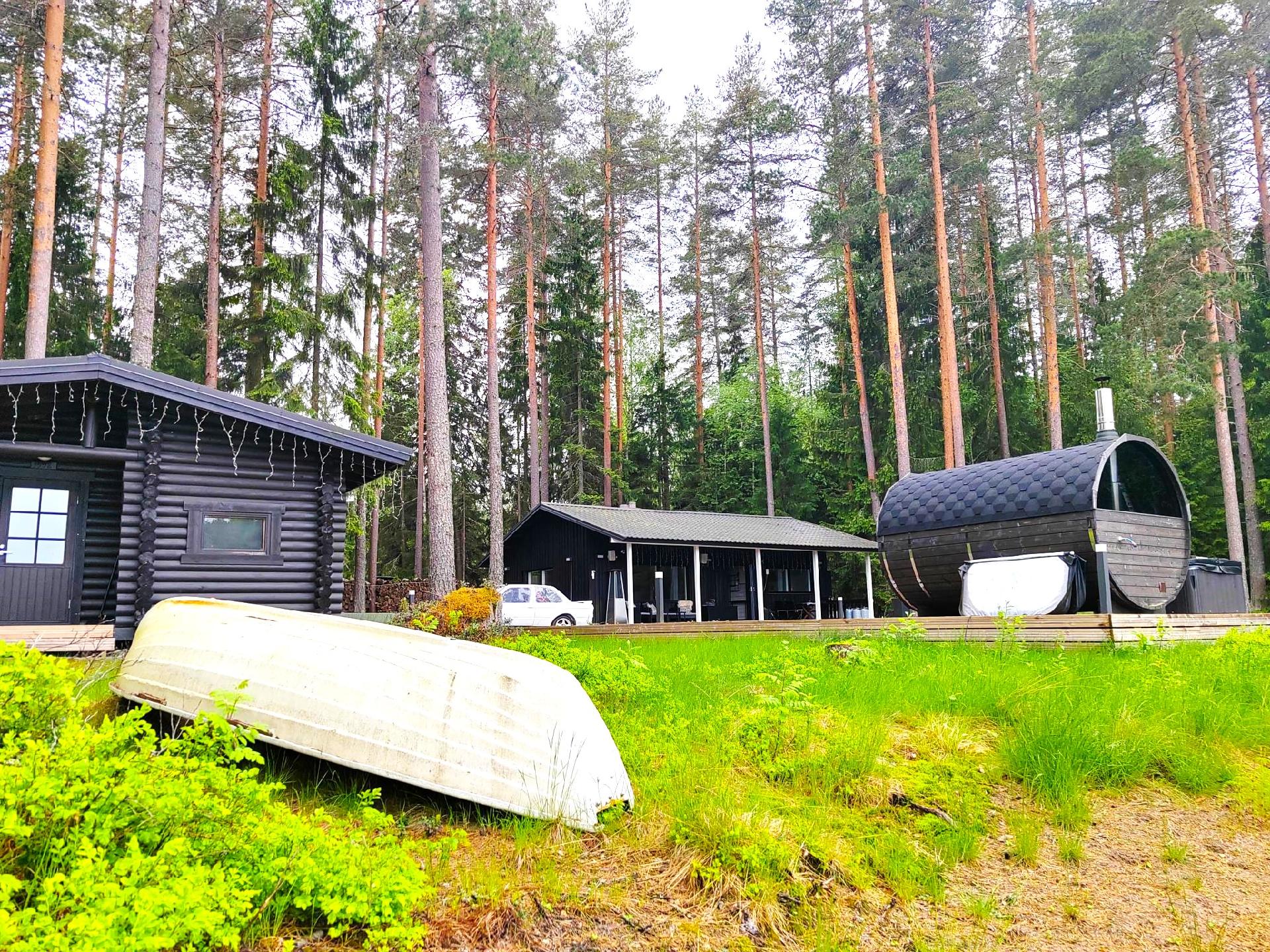 päämökki ja vanha mökki