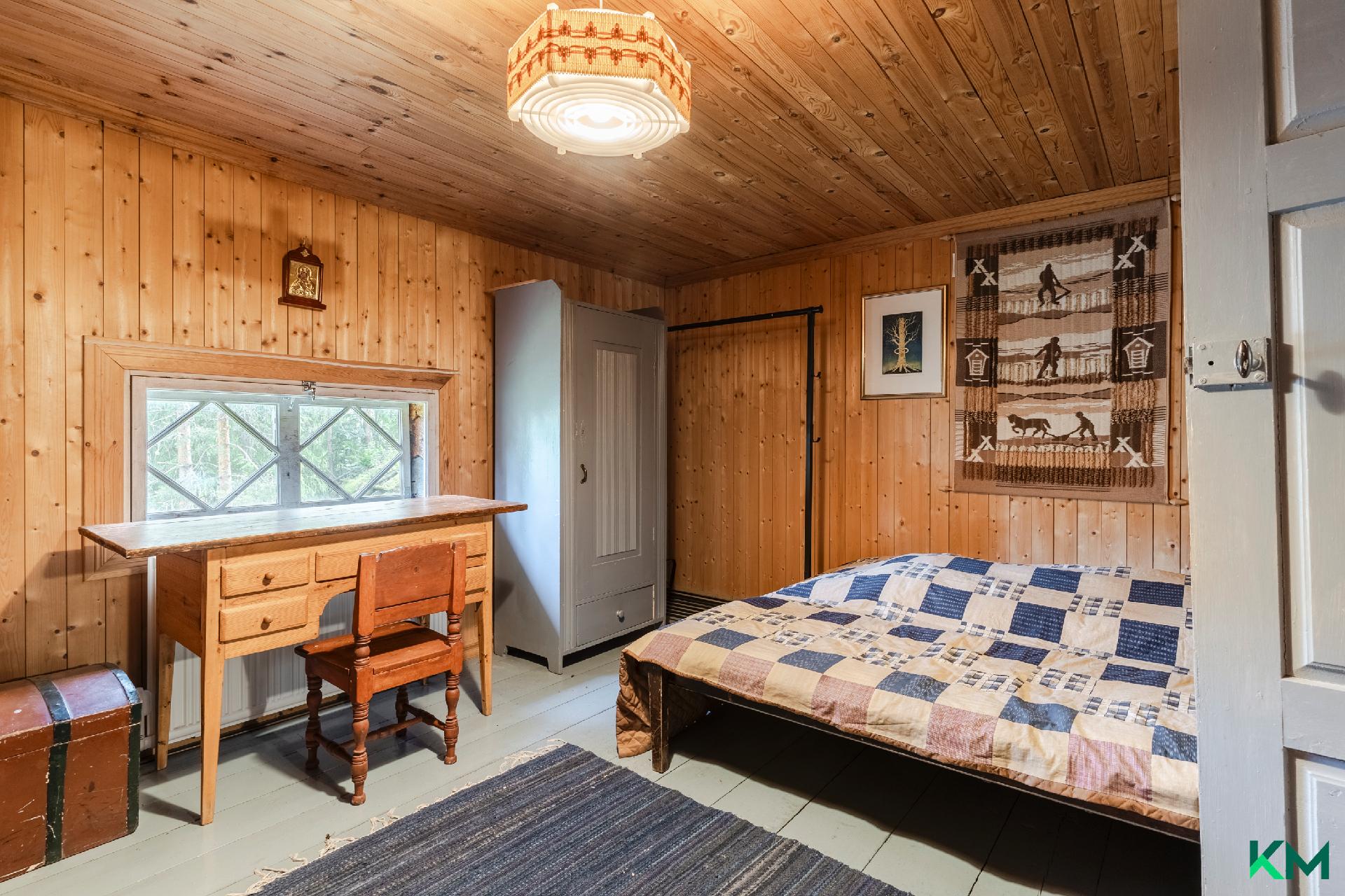 Yläkerran yksi makuukammareista