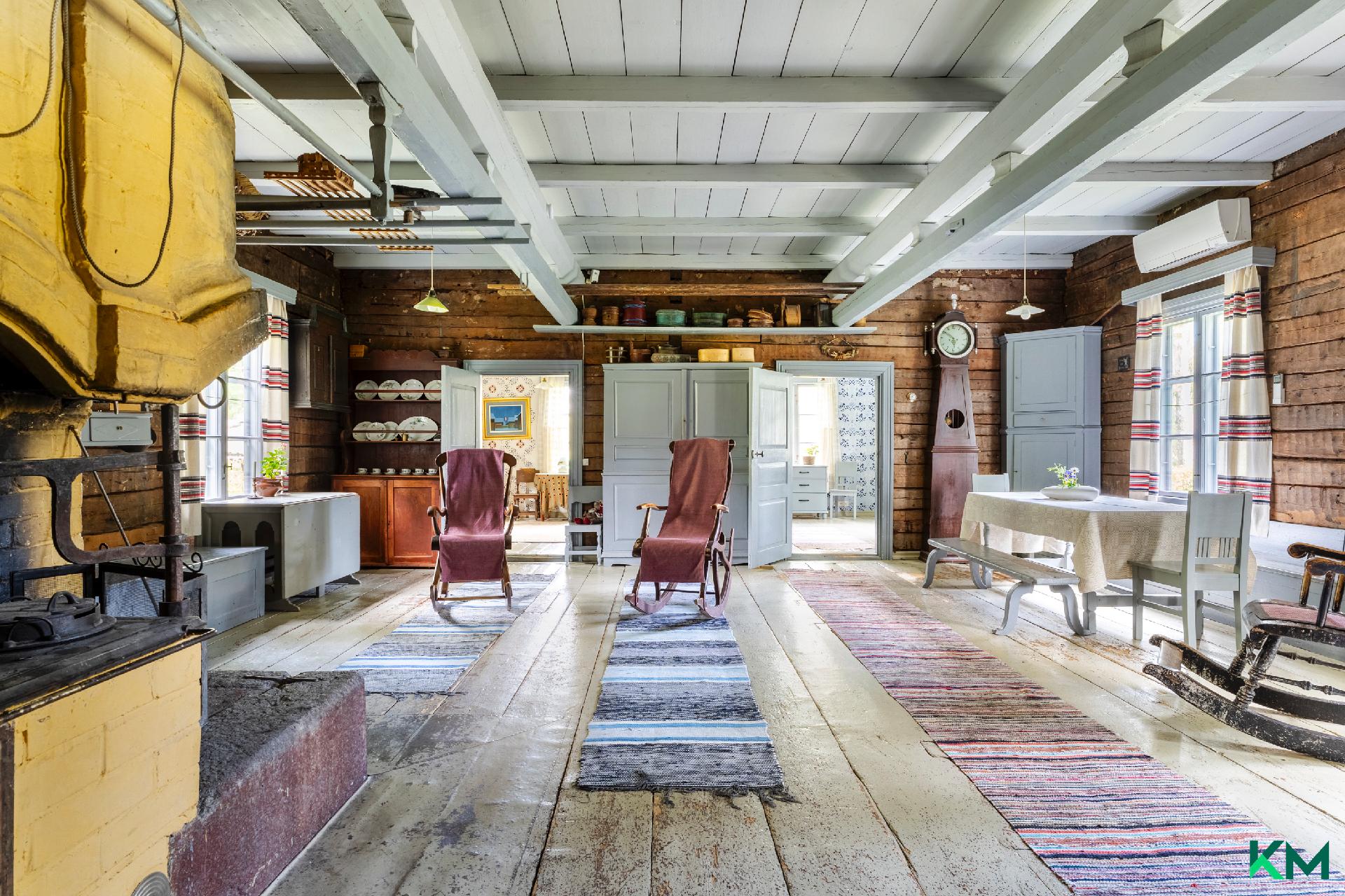 Tuvassa vanhat lankkulattiat tuovat tunnelmaa