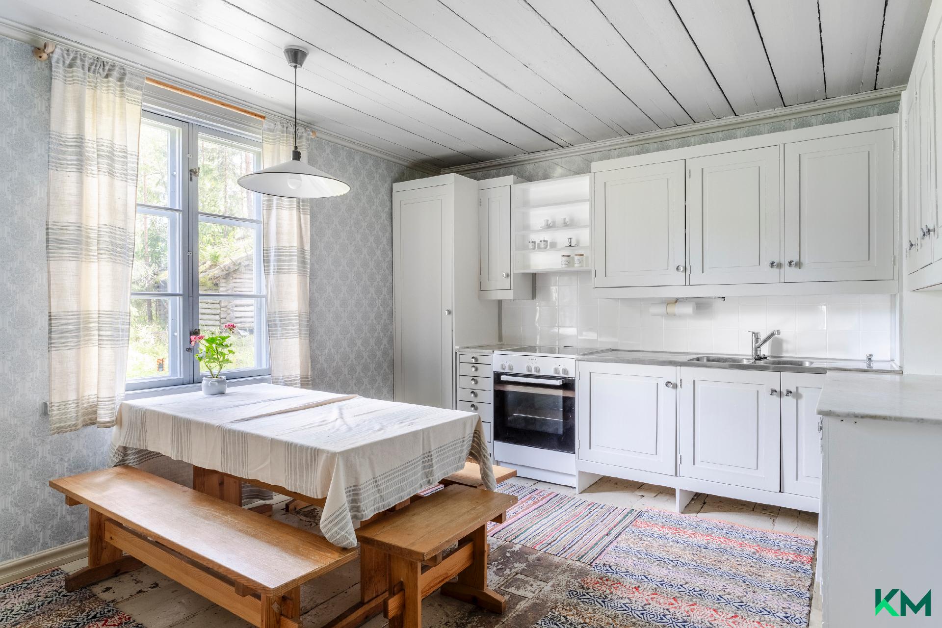 Keittiön vanhat kaapistot kunnostettu