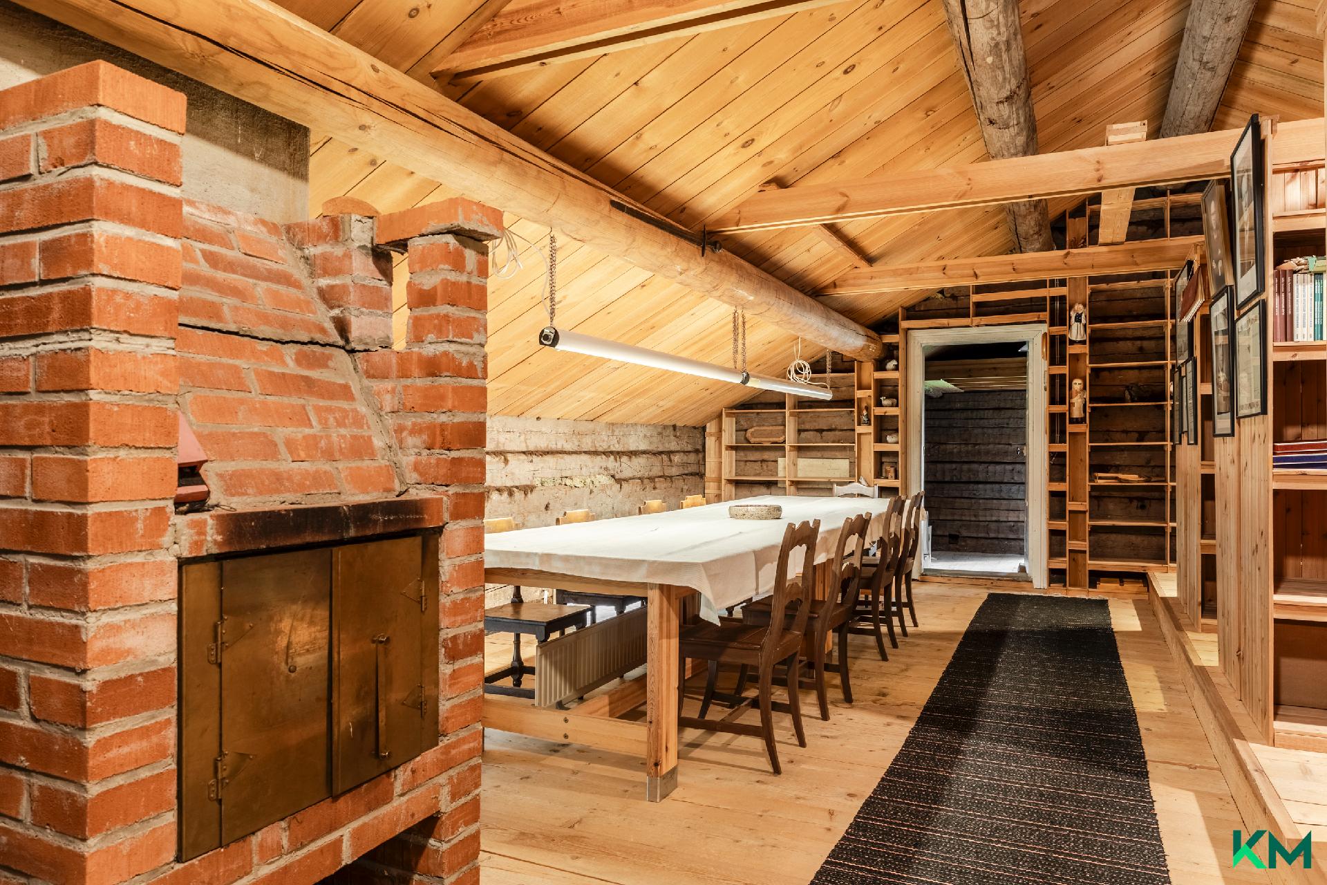 Yläkerrassa avointatilaa ja kolme makuuhuonetta