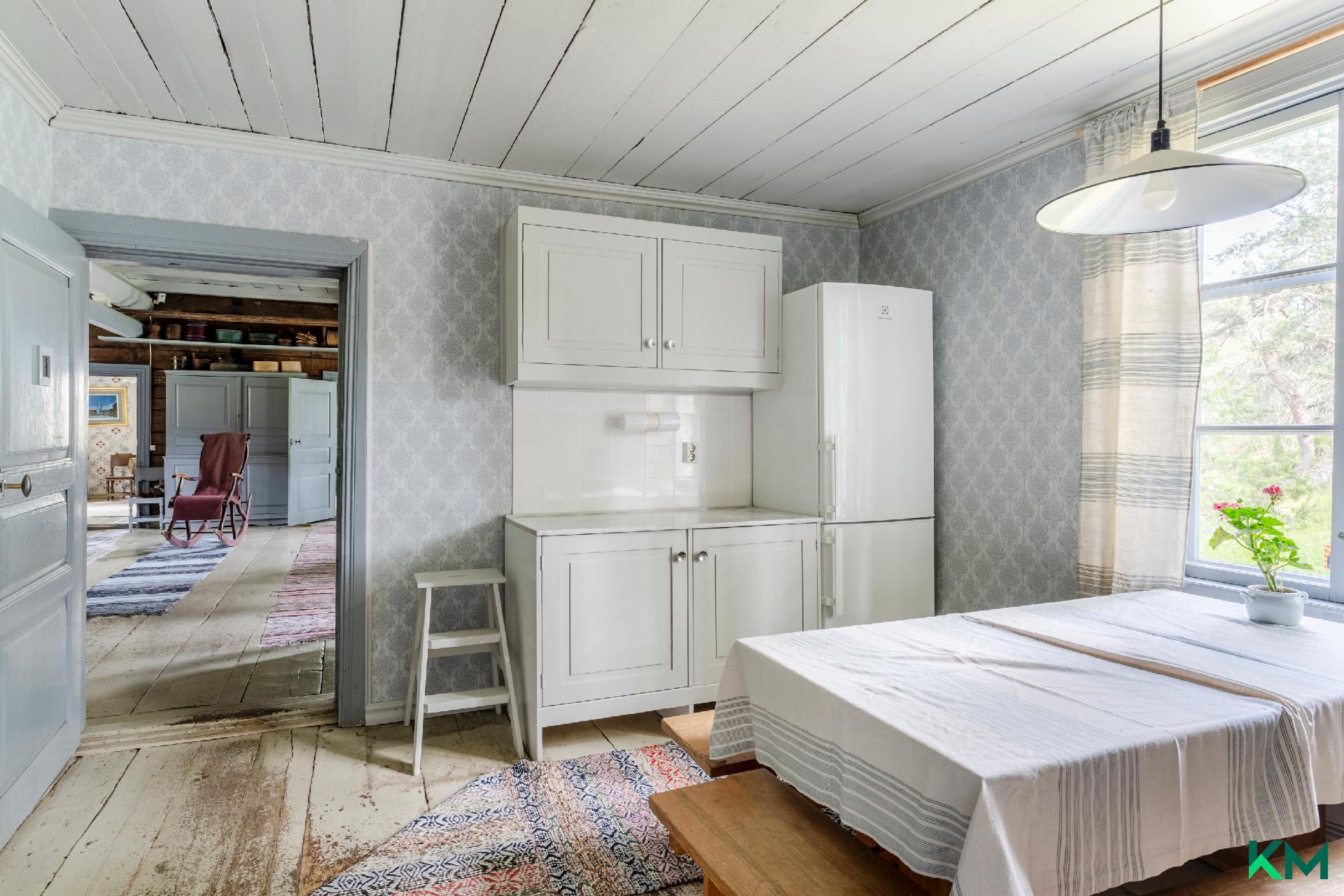 Keittiössä nykyaikaiset kodinkoneet