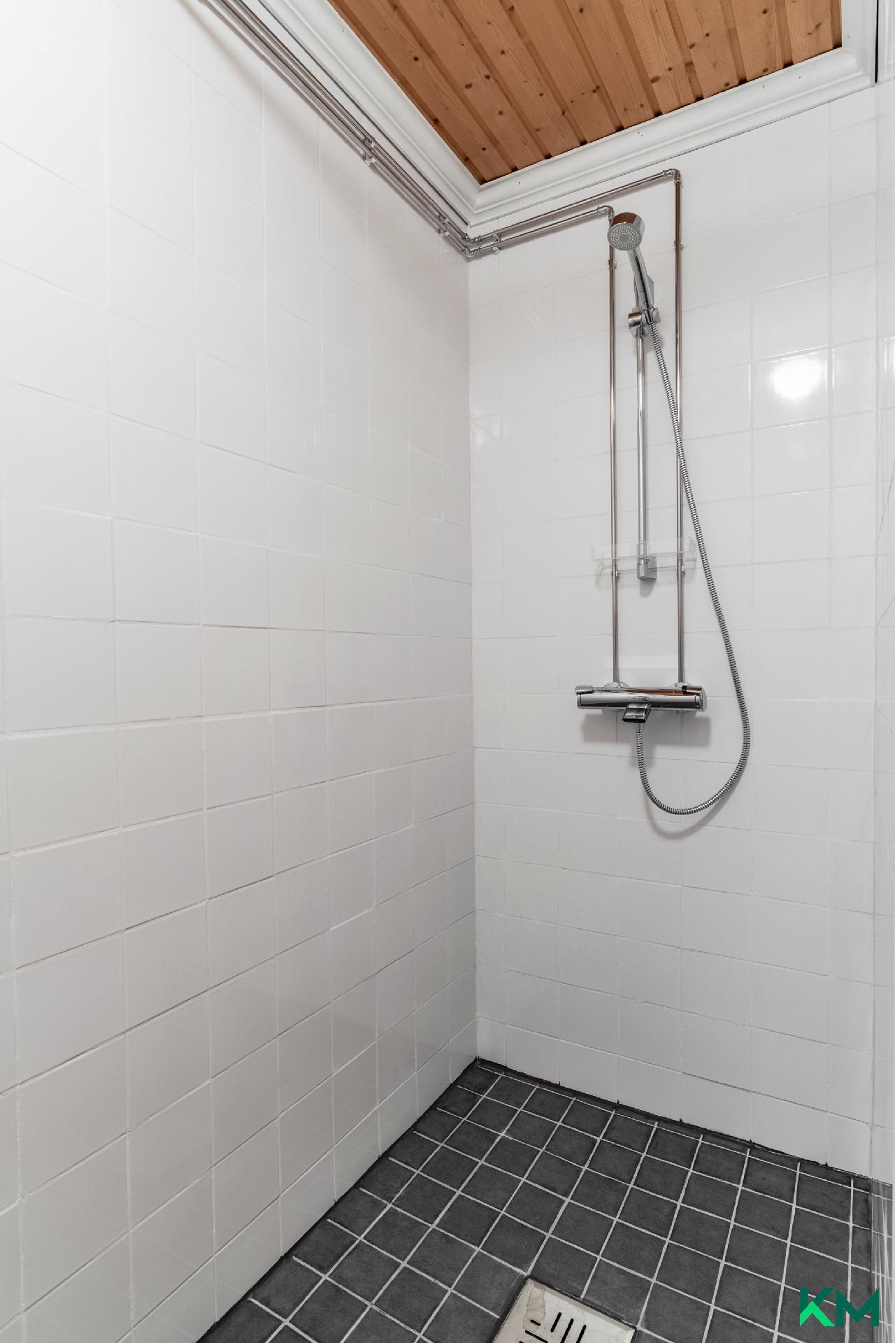 Suihku alakerrassa uusittu 2024