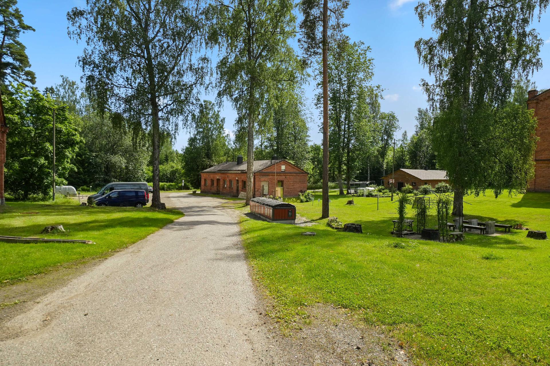 Piha-aluetta. Kuvassa sauna- ja varastorakennus