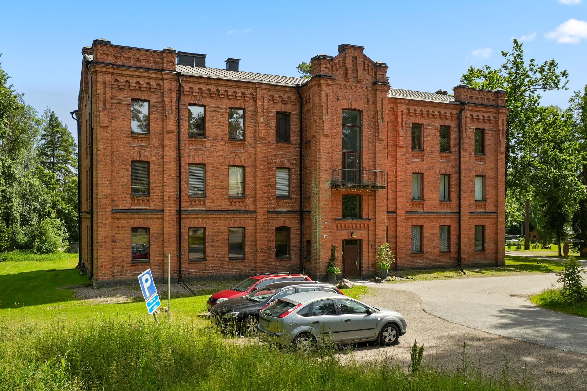 Jykevä asuinrakennus 1900-luvun alusta