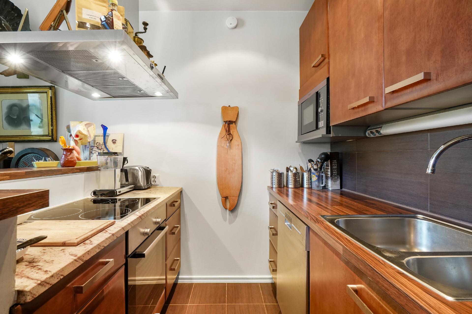 Säilytystilat ja työtasot ovat mukavasti käden ulottuvilla