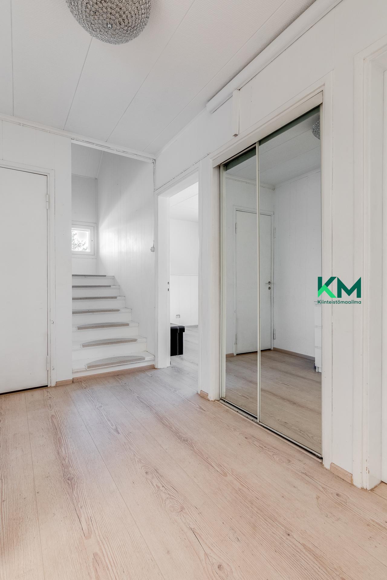 Lainkaarentie 11a, Torpparinmäki, Helsinki