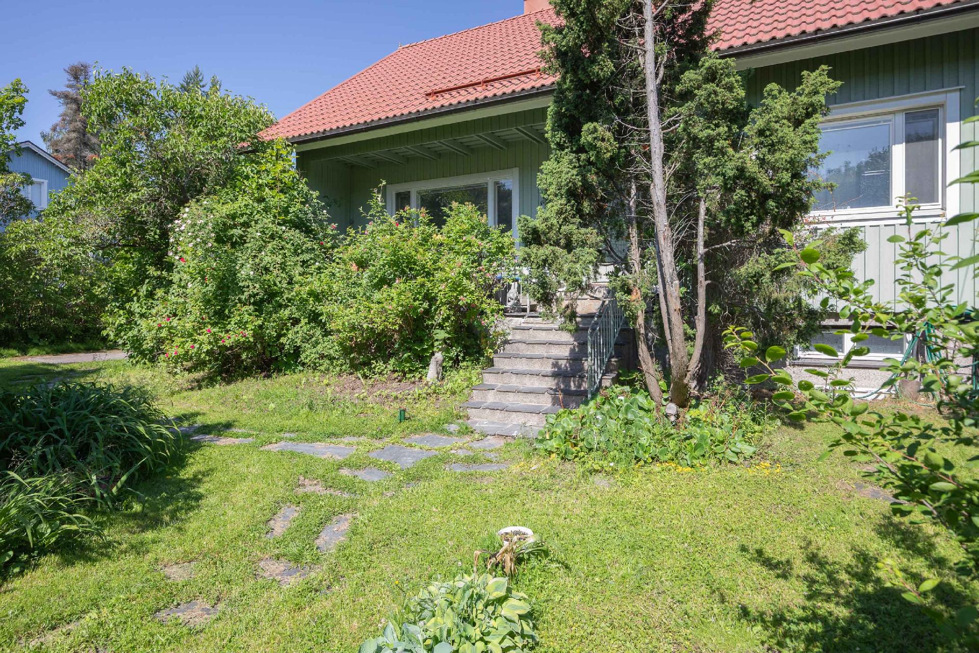 Lainkaarentie 11a, Torpparinmäki, Helsinki