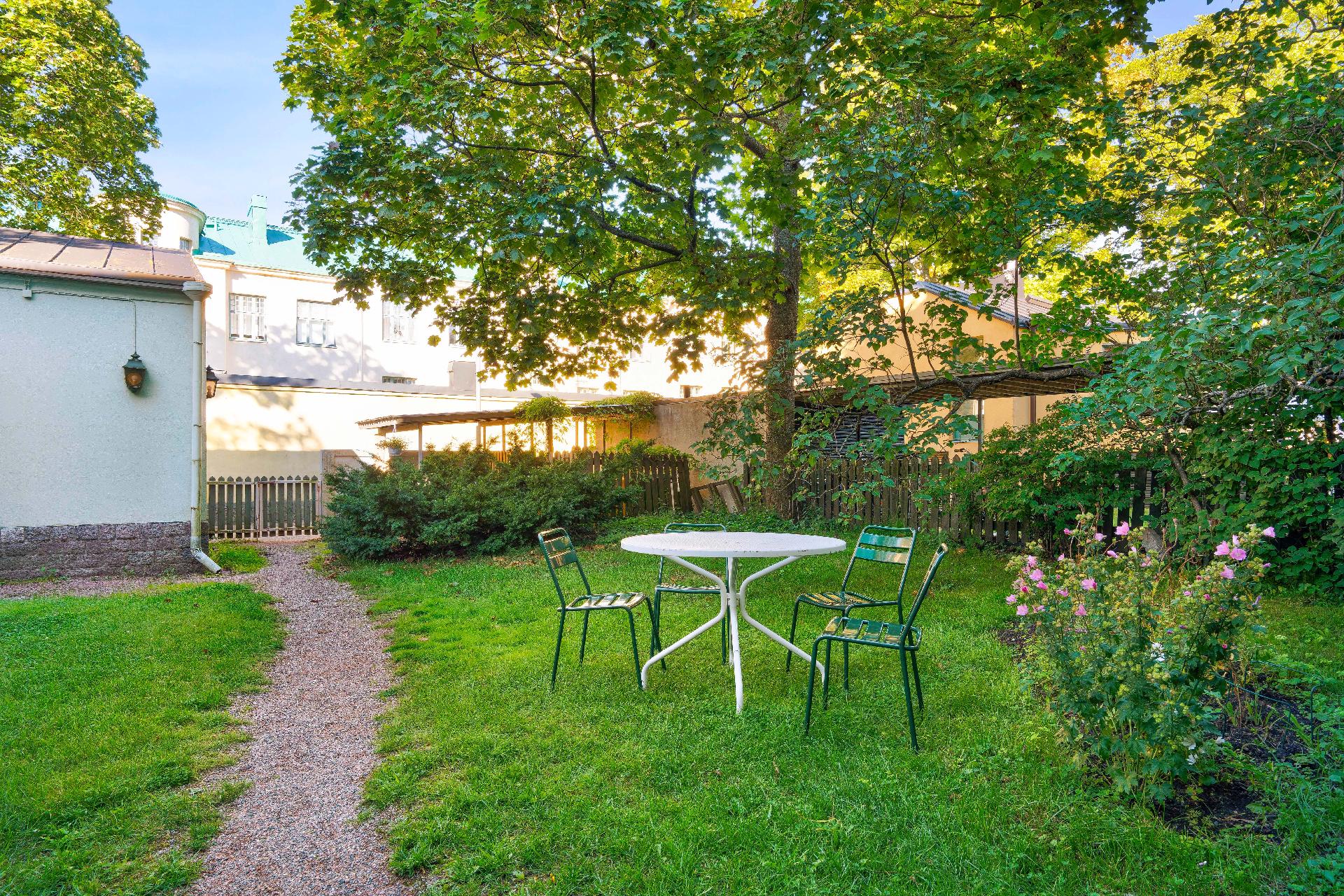 Sisäpihan istuinryhmä