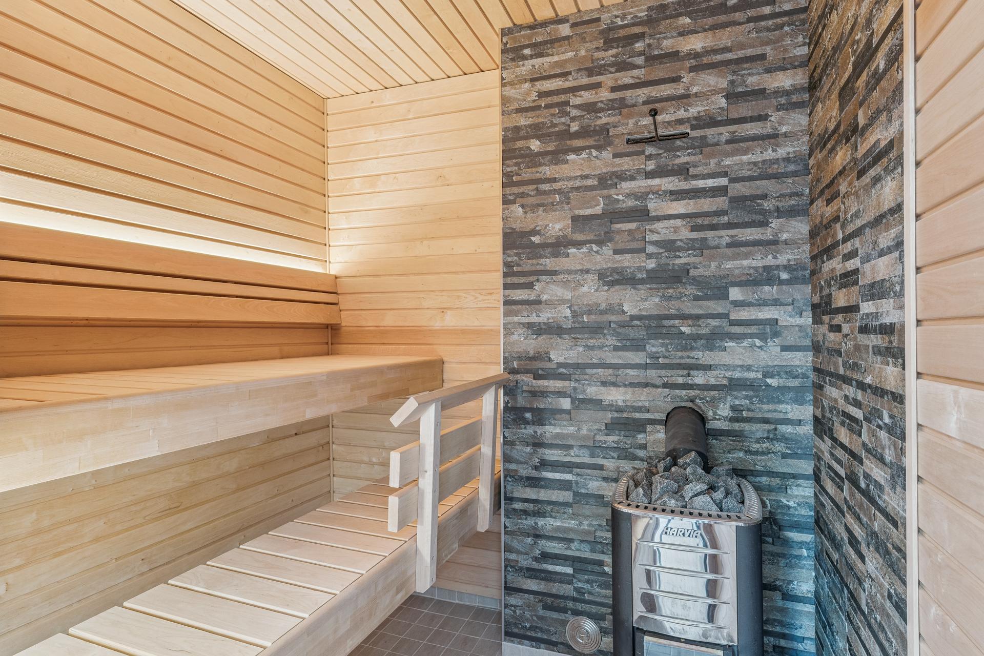 Puulämmitteinen sauna