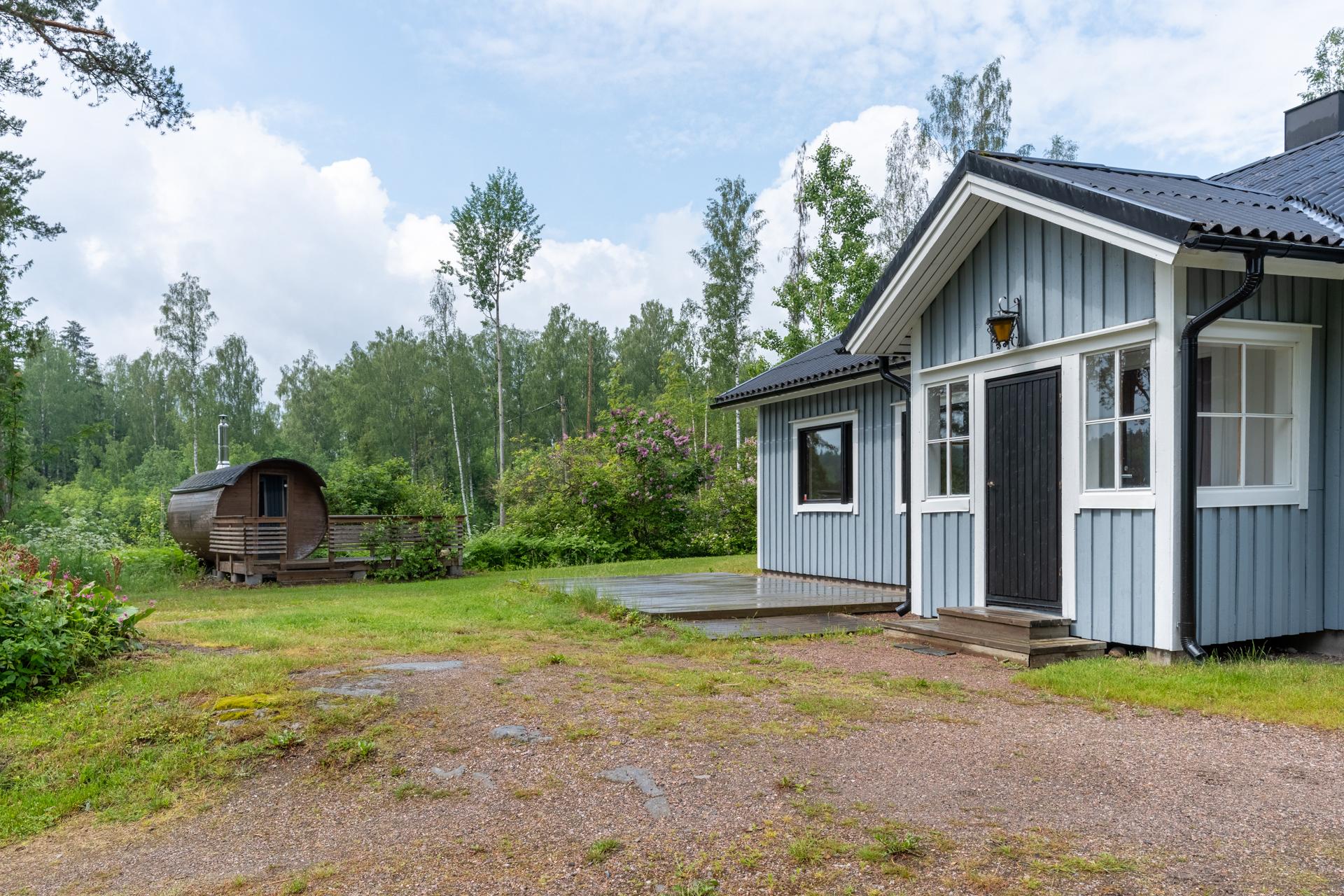 Etupihaa ja tynnyrisauna