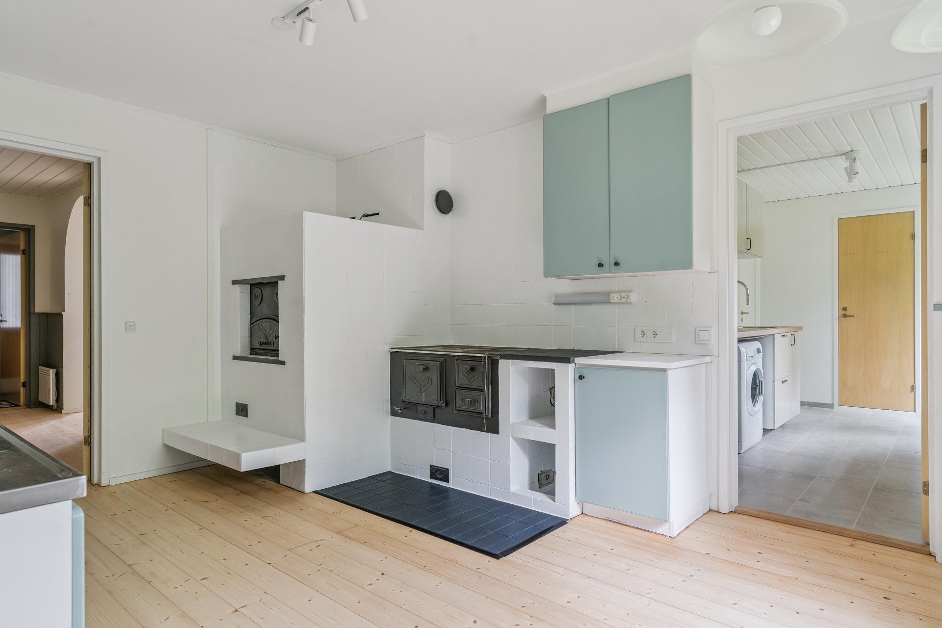 Keittiön leivinuuni ja puuhella