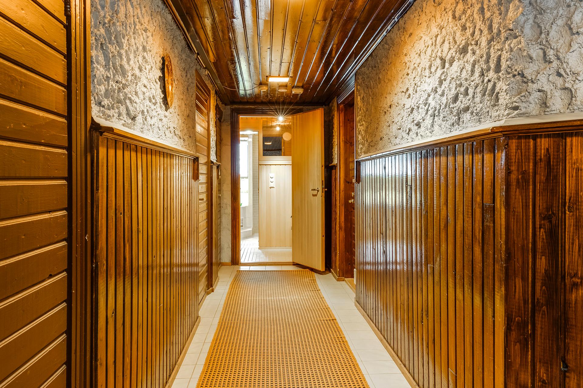 Kellarikerroksen käytävä on täynnä kauniita yksityiskohtia