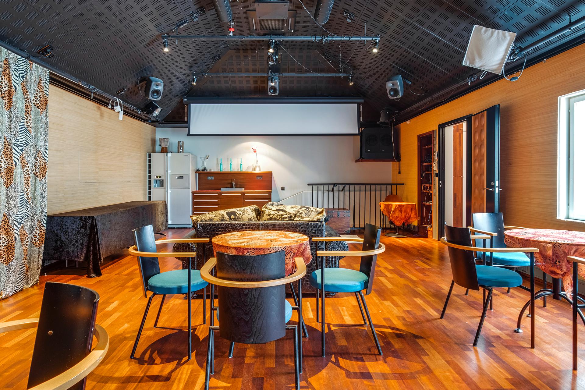 Vierastalon sali toimii esimerkiksi elokuva- ja musiikkitilana