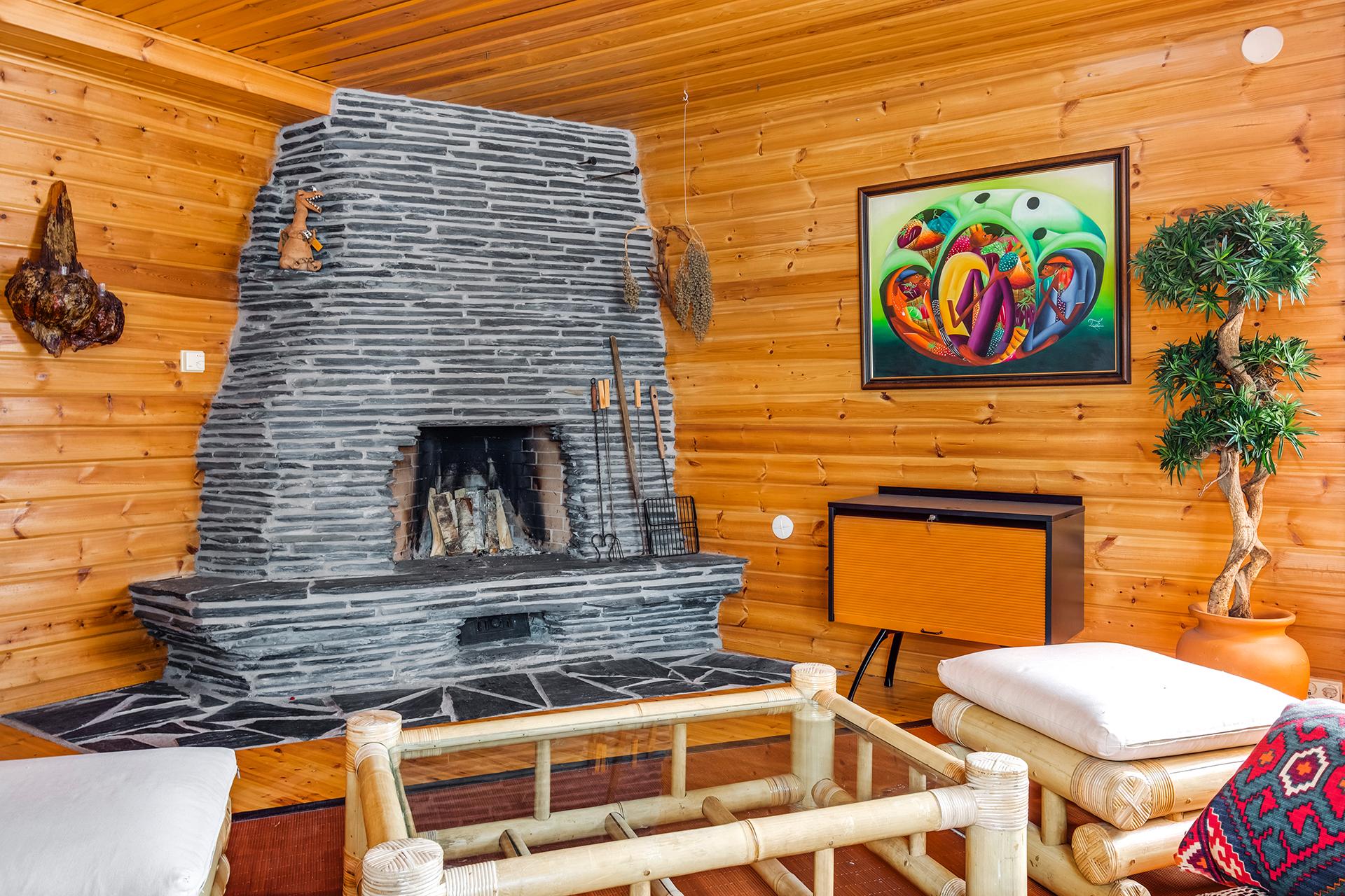 Kaunis, kivestä muurattu takka