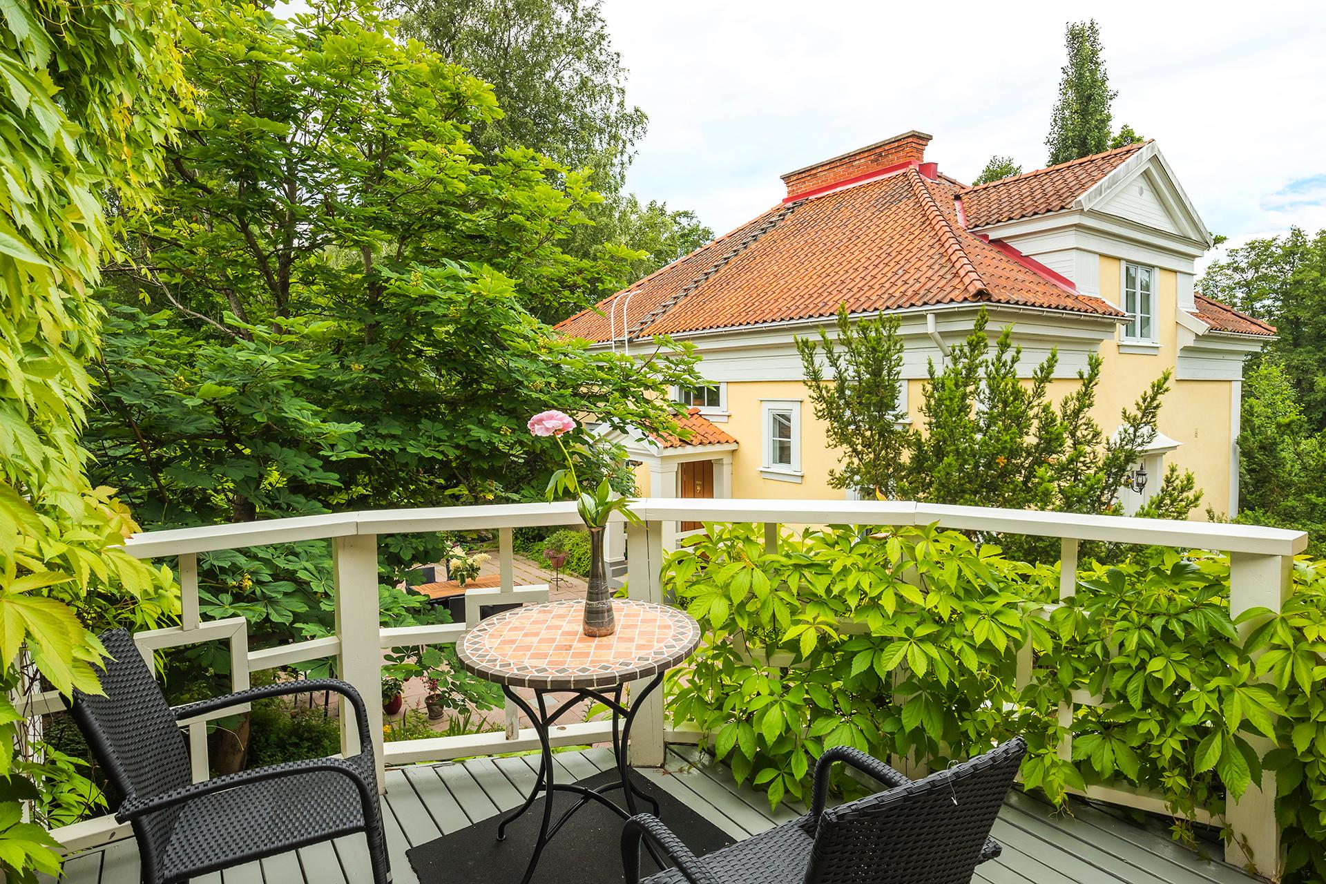 Näkymä vierastalolta päätaloon.