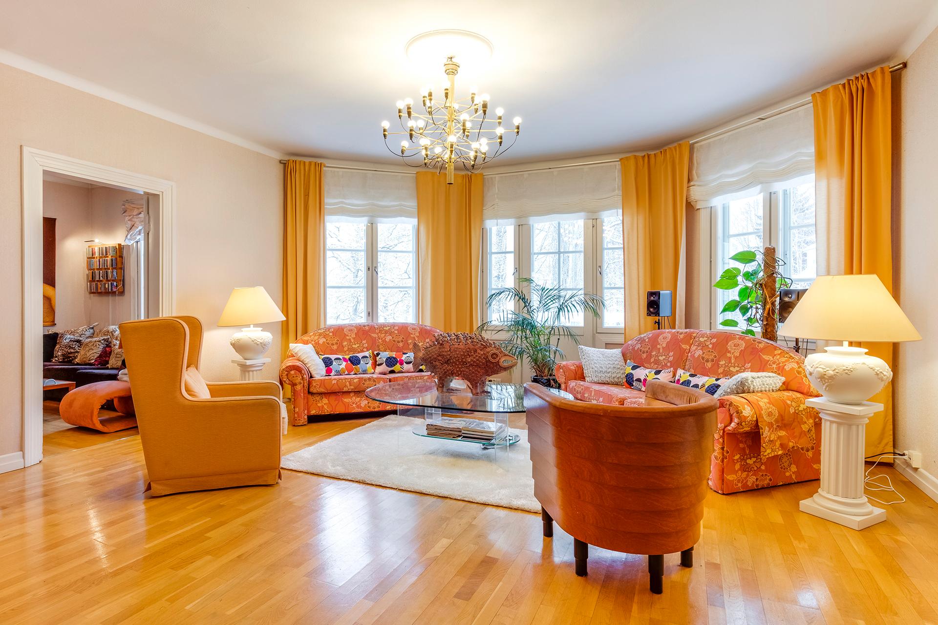 Olohuoneessa kauniit erkkeri-ikkunat