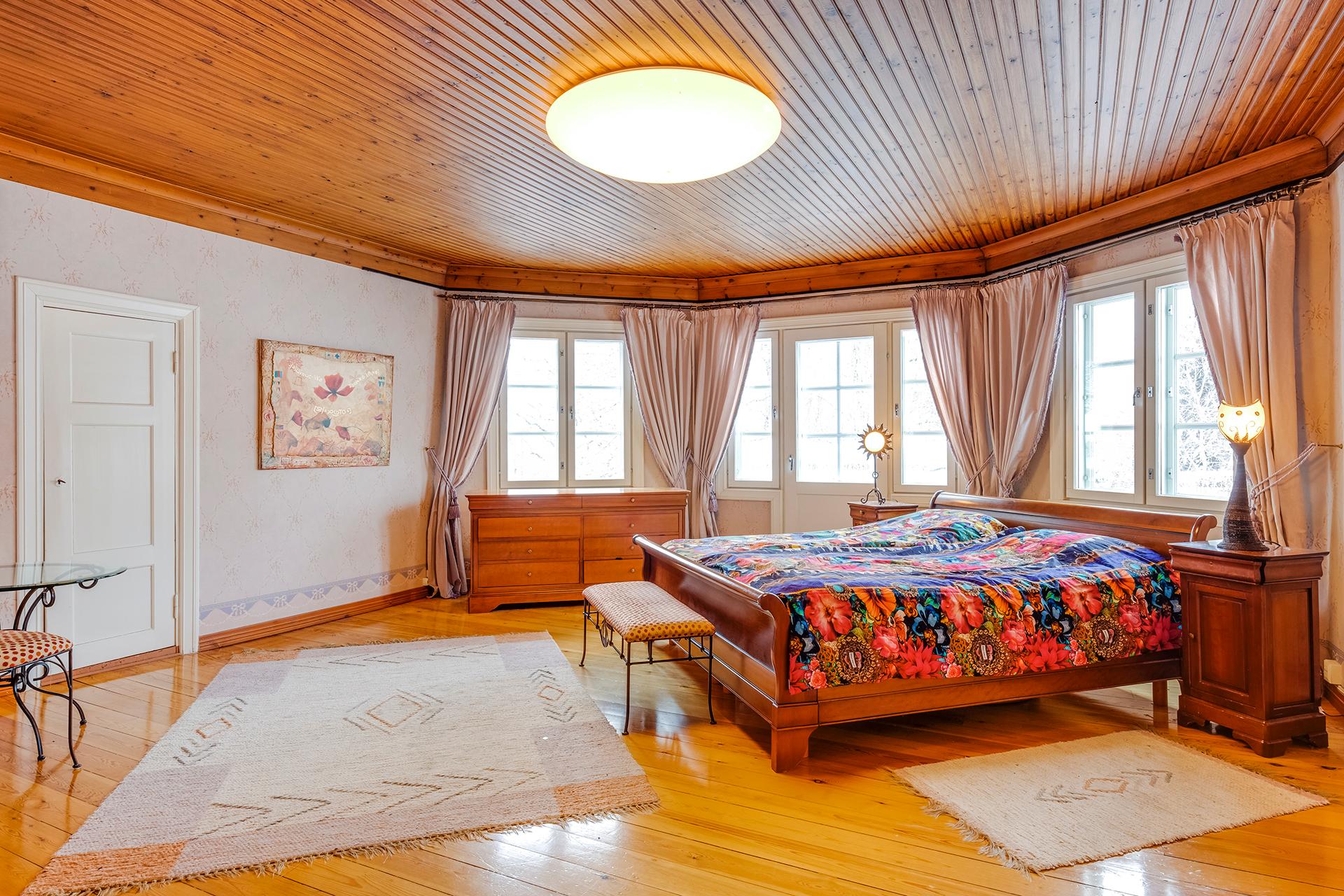 Master Bedroomissa on hienosti tilaa