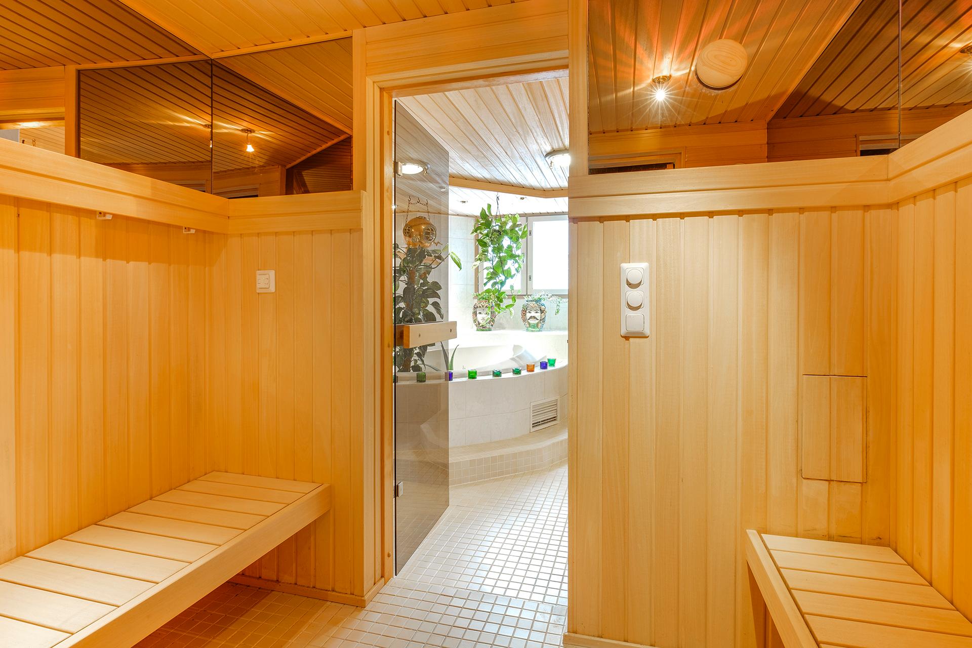 Kylpyhuoneosastolle kuljetaan pukuhuoneen kautta