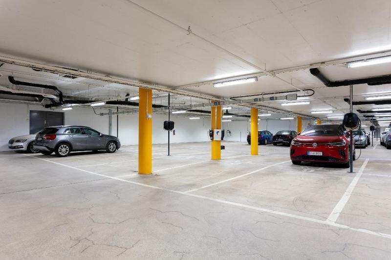 Yleiskuvaa autohallista