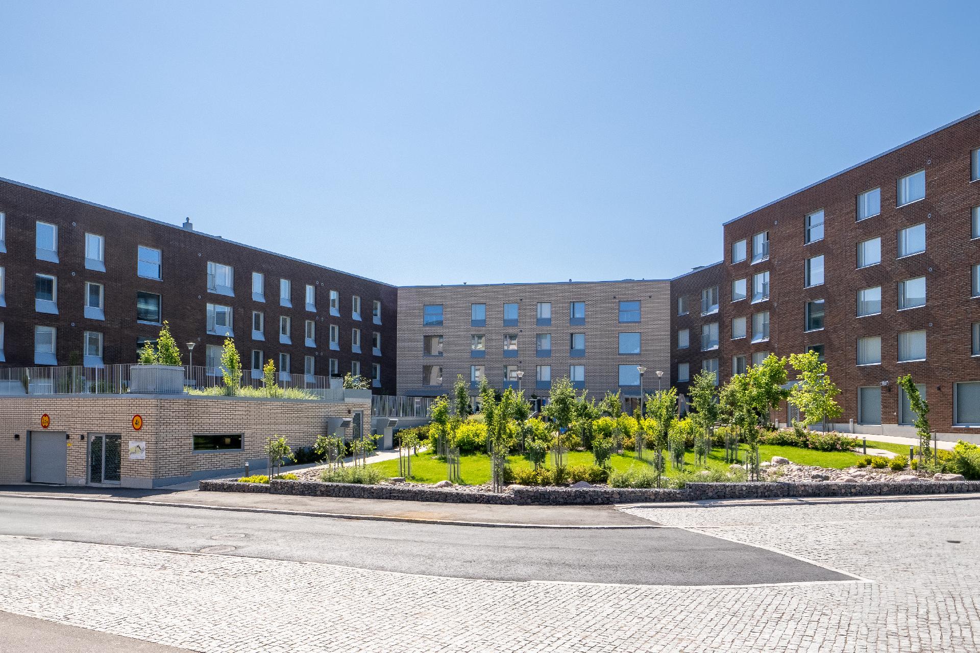 Maisemamaalauksenkatu 10:n pihapiiri