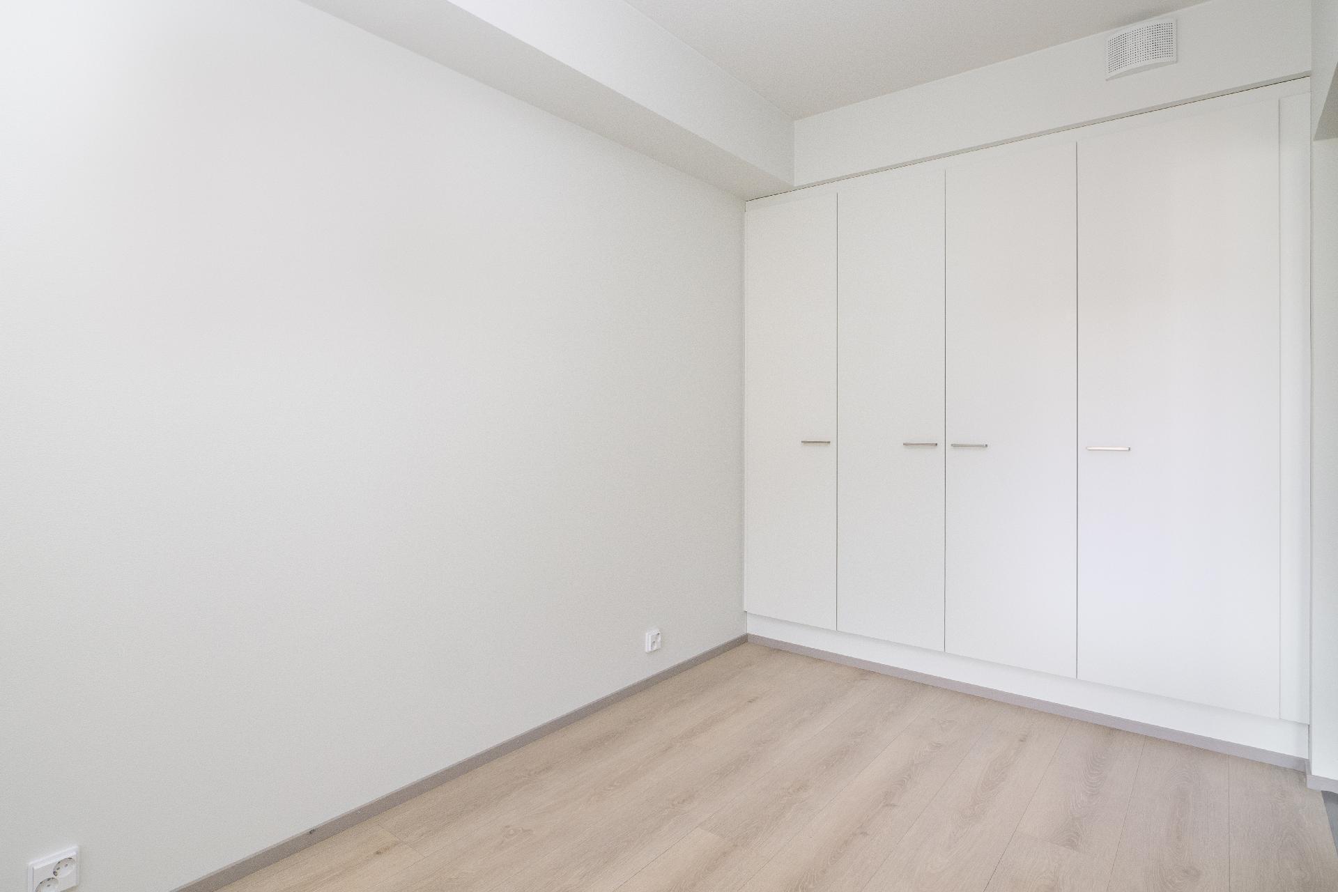 Makuuhuoneessa paljon säilytystilaa