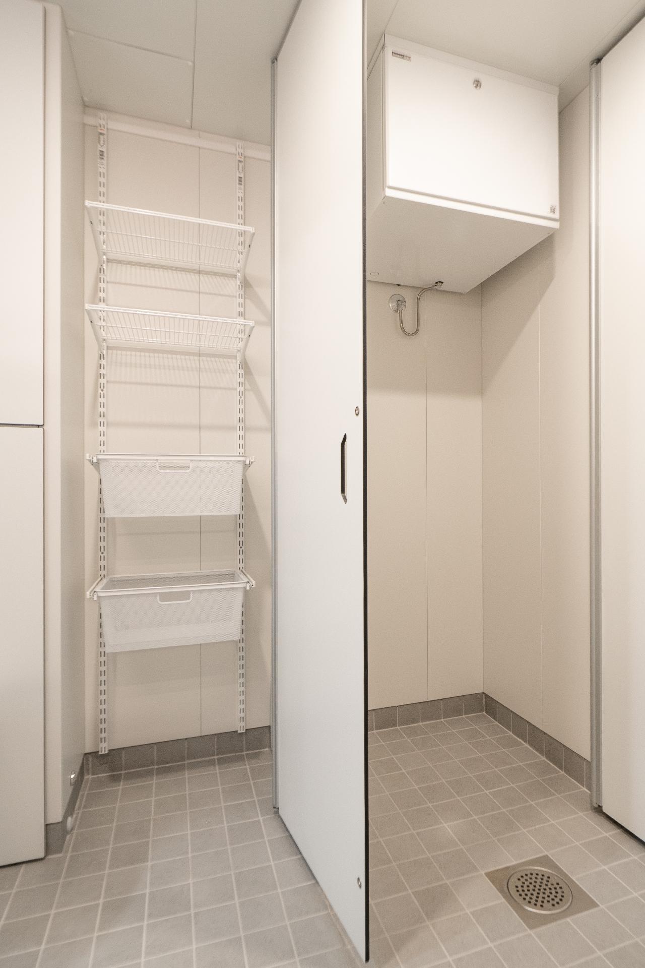 Kylpyhuoneessa erillinen ovellinen kaappi pesutornille ja toinen erillinen kaappi vaikkapa pyykeille