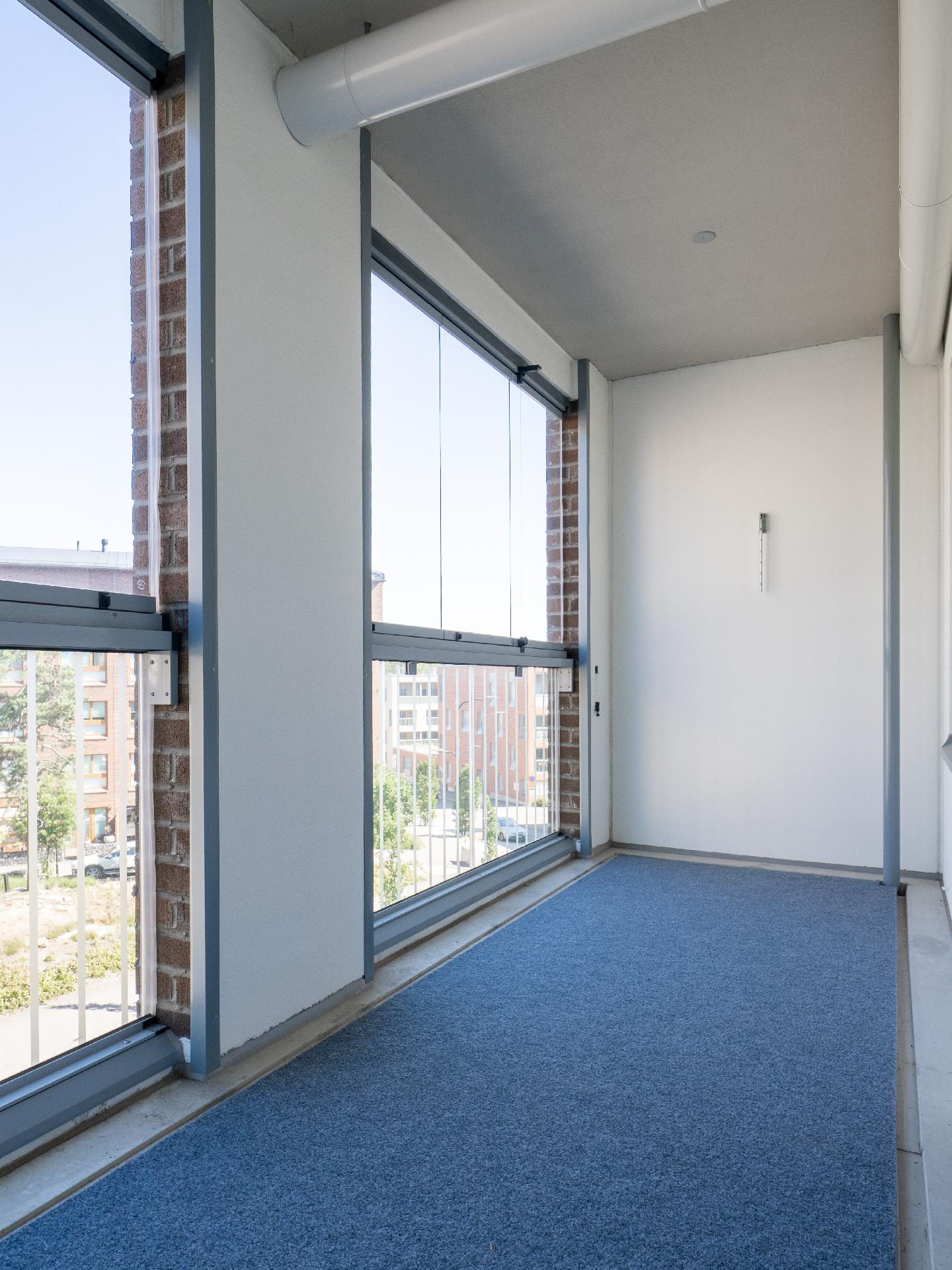 Tilava lasitettu parveke