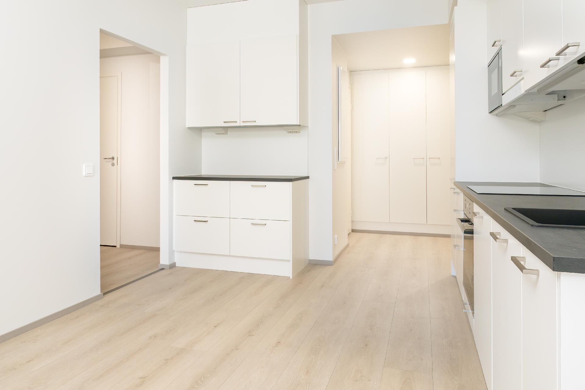 Moderni avokeittiö on tämän kodin sydän