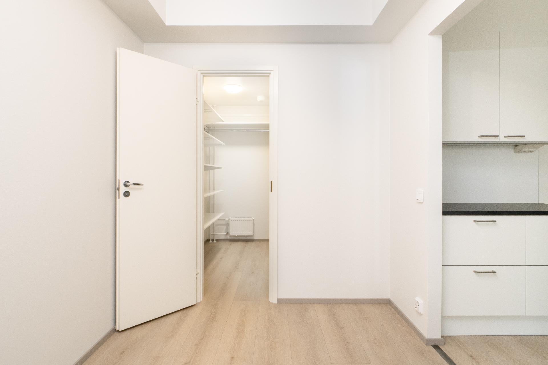 Alkovin yhteydessä tilava vaatehuone