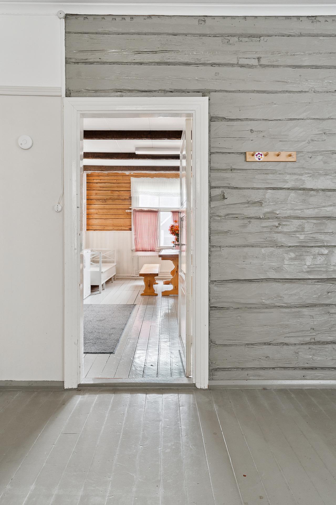 Näkymä alakerran 2. makuuhuoneesta keittiöön