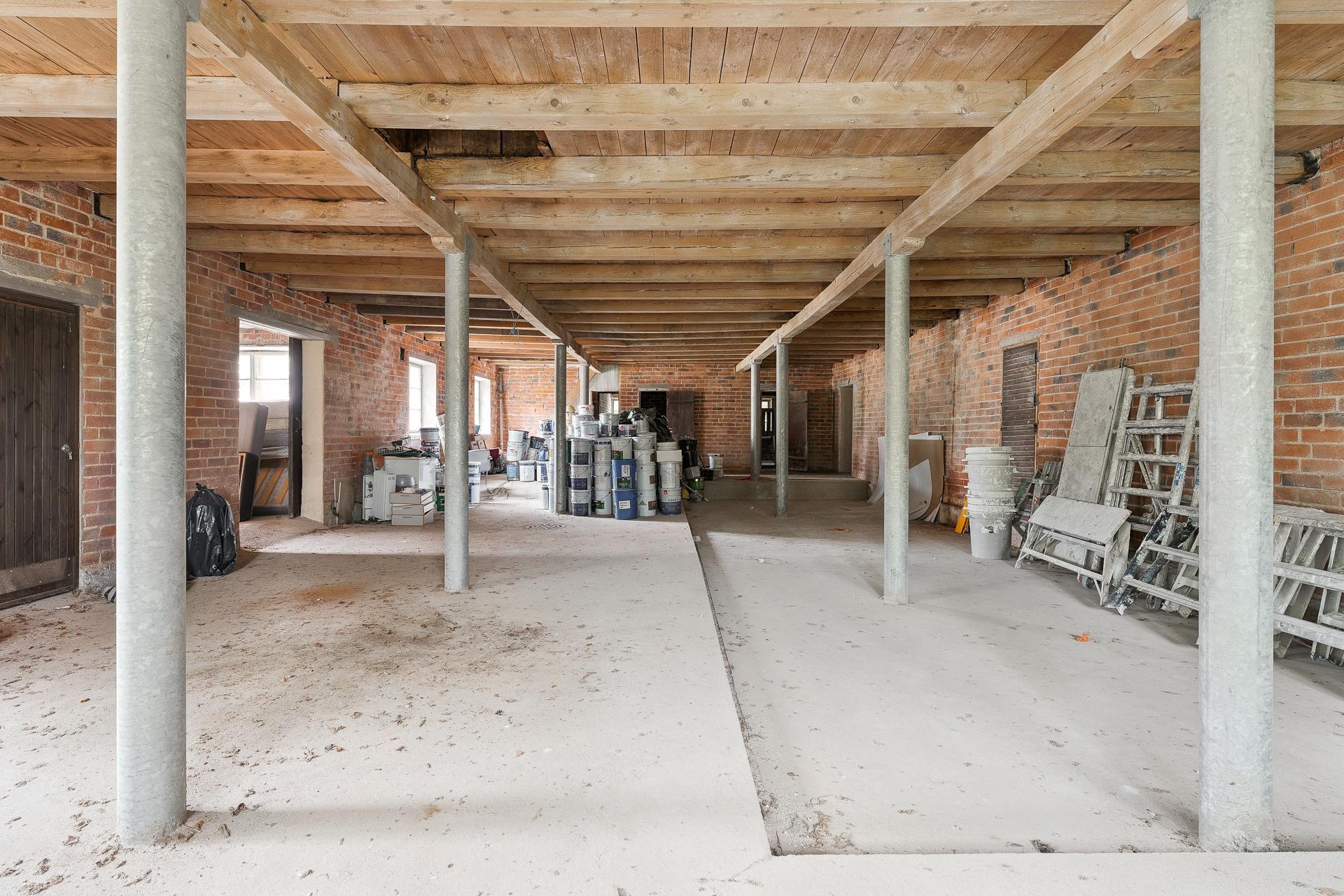 Navetta, alakerran varastotilaa