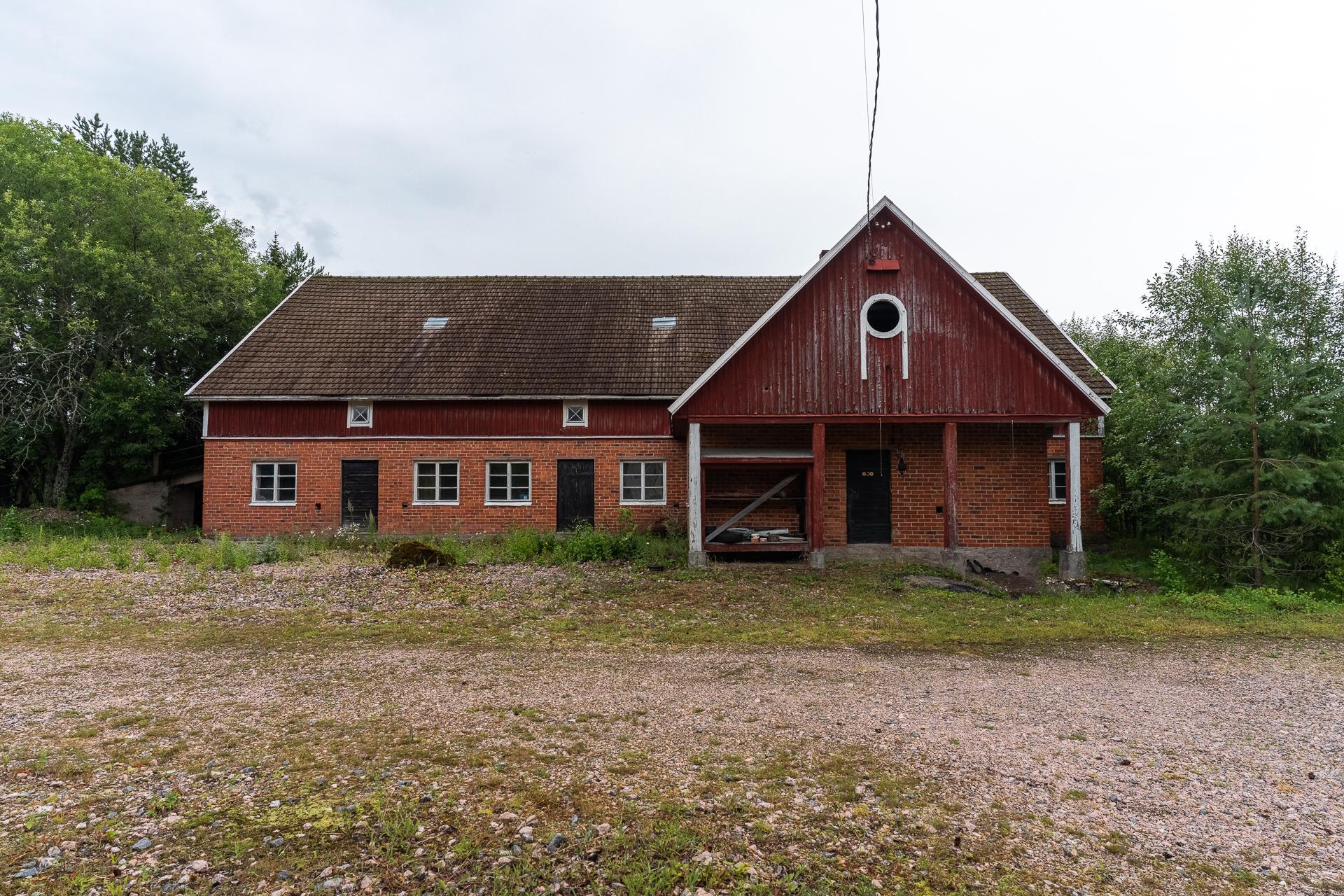Navetta, näkymä päärakennuksen suunnasta