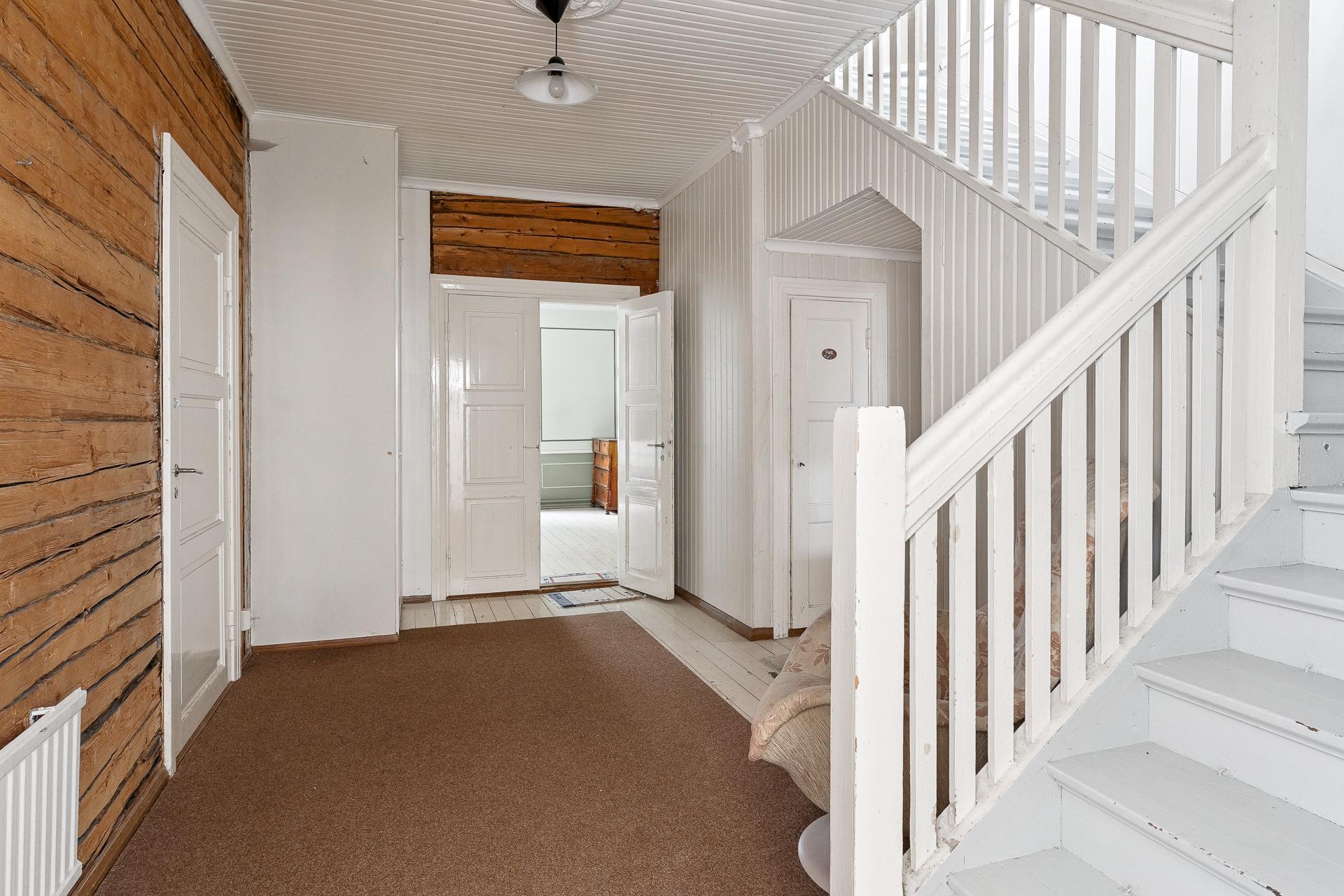 Alakerran aula, portaa yläkertaan