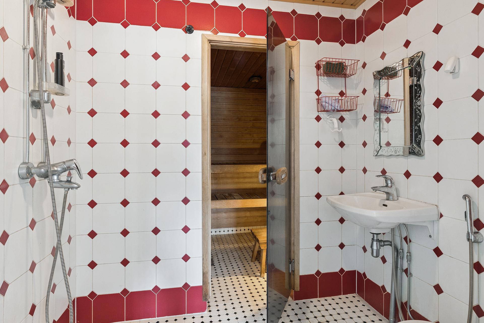 Yläkerran kylpyhuone ja sauna