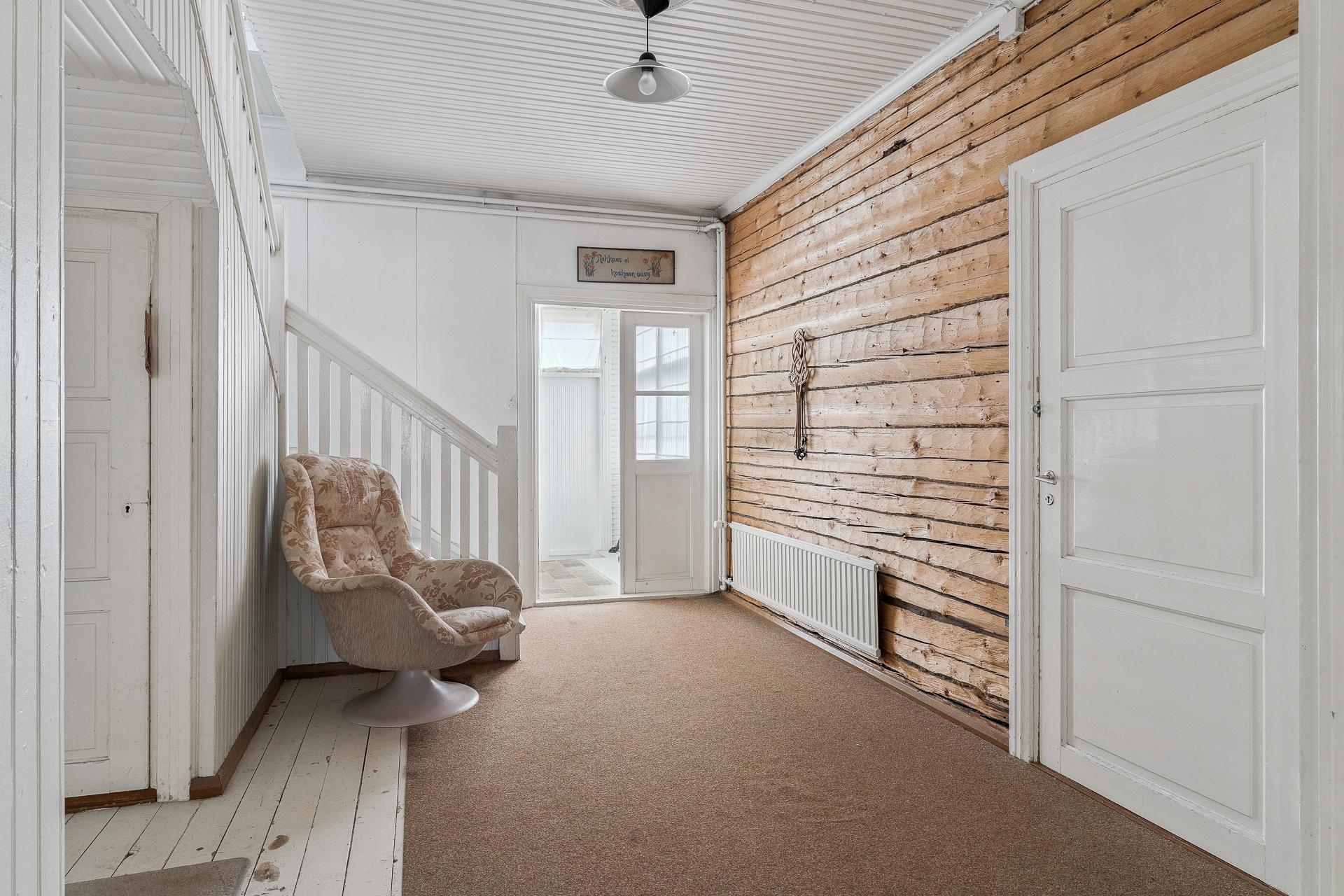 Alakerrana aula, näkymä ulko-oven suuntaan