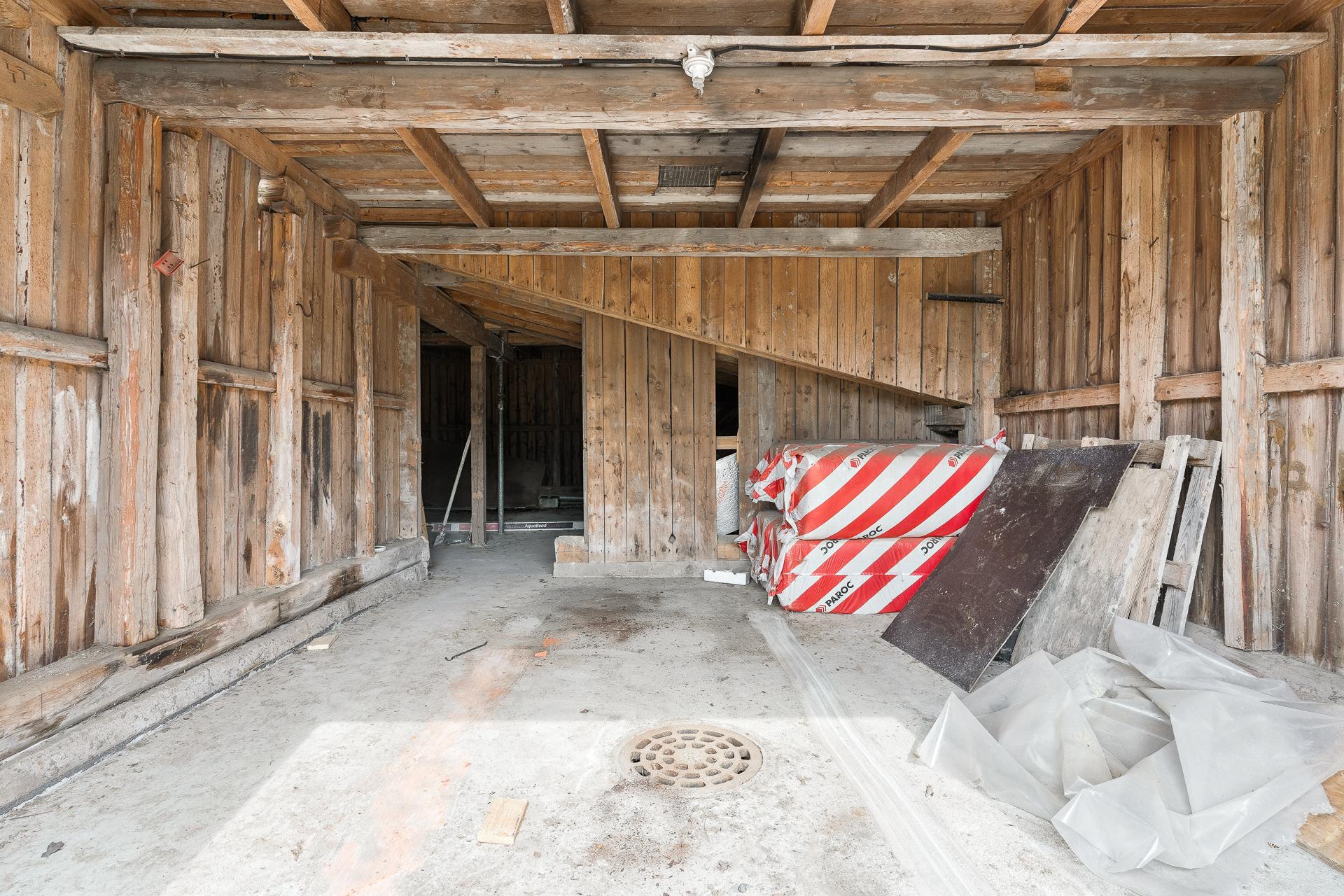 Talousrakennus, autotalli / varastotilaa isoilla ovilla